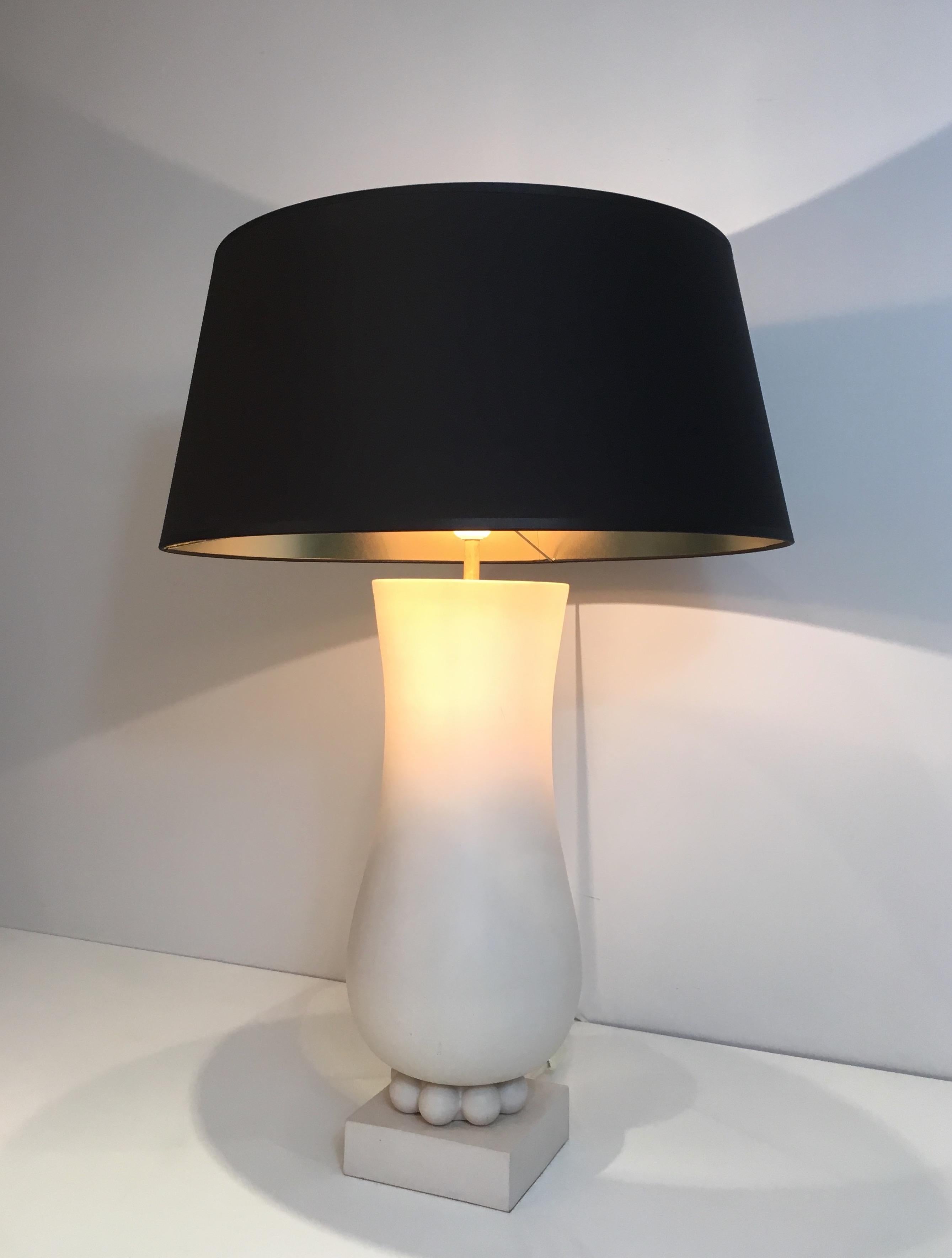This very nice Art Deco style table lamp is made of a white ceramic with 4 bowls on the base. This is a French work. Circa 1970.