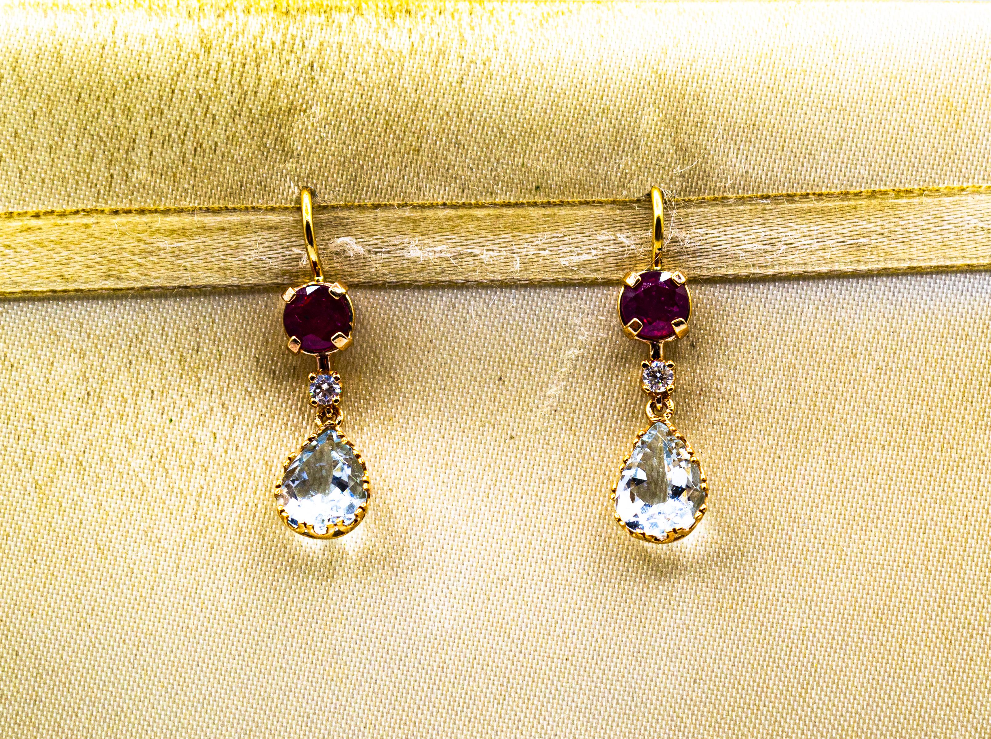 Taille brillant Clous d'oreilles pendantes de style Art déco en or jaune avec diamant blanc, aigue-marine et rubis en vente