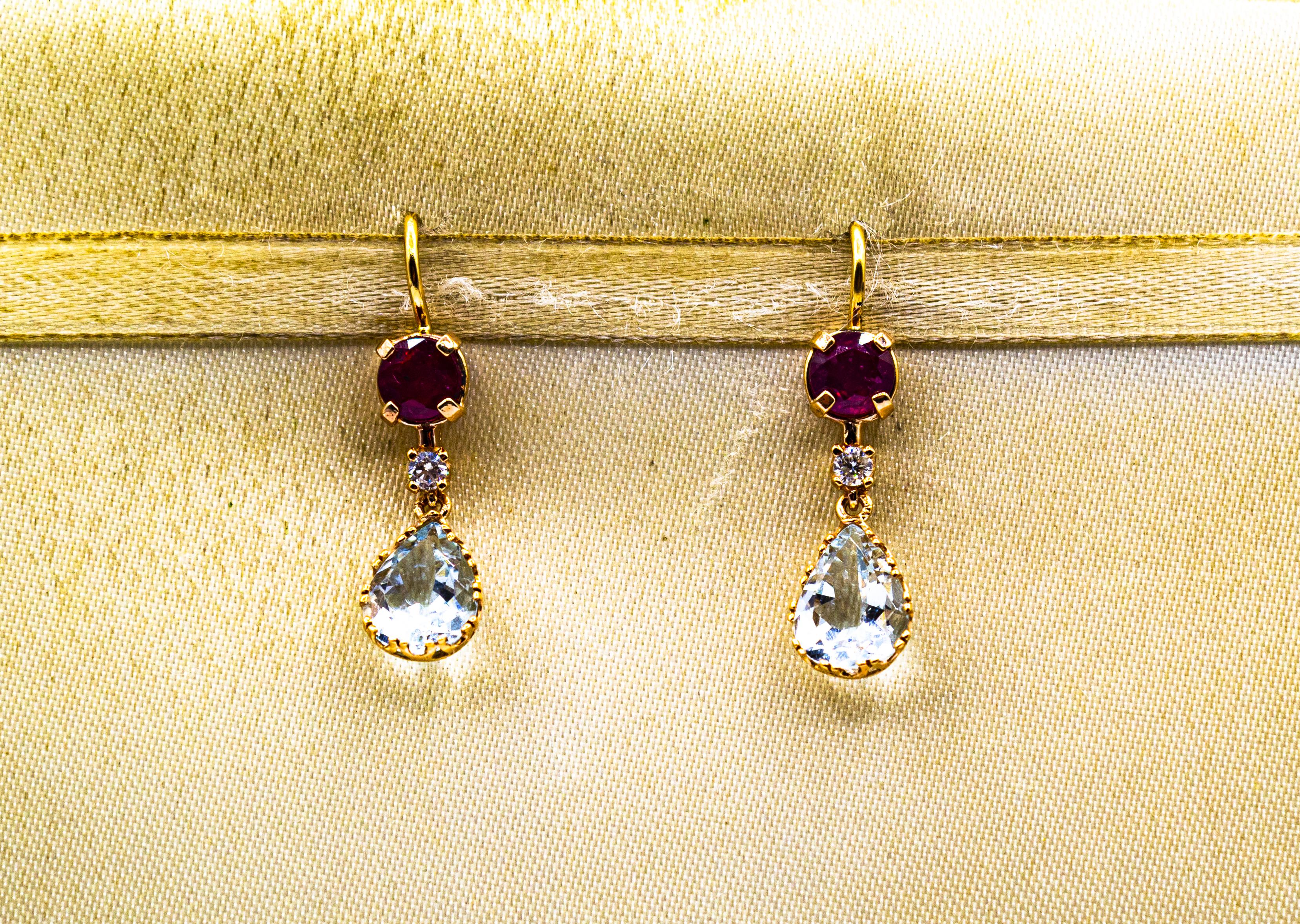 Clous d'oreilles pendantes de style Art déco en or jaune avec diamant blanc, aigue-marine et rubis Neuf - En vente à Naples, IT