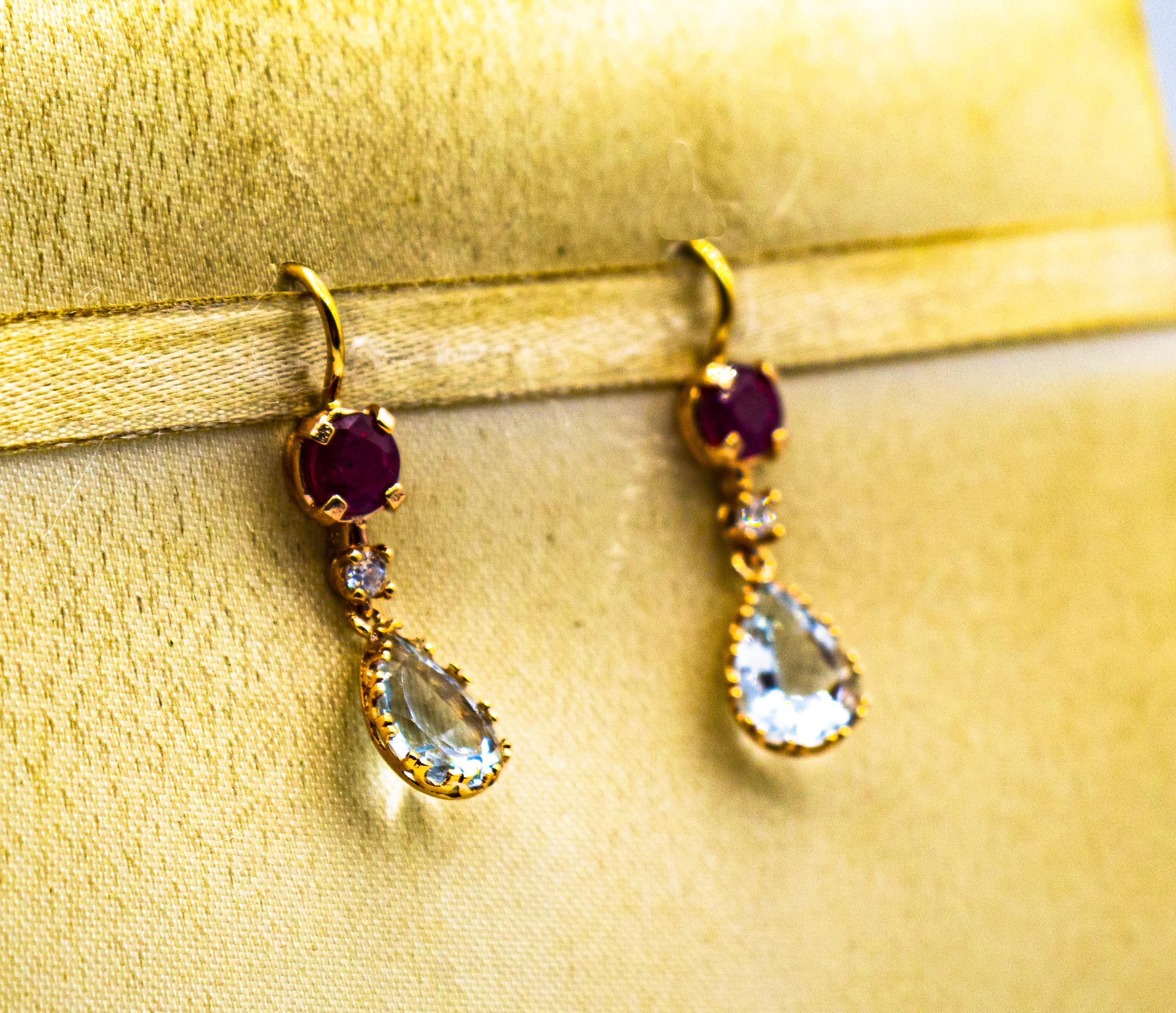 Clous d'oreilles pendantes de style Art déco en or jaune avec diamant blanc, aigue-marine et rubis Unisexe en vente