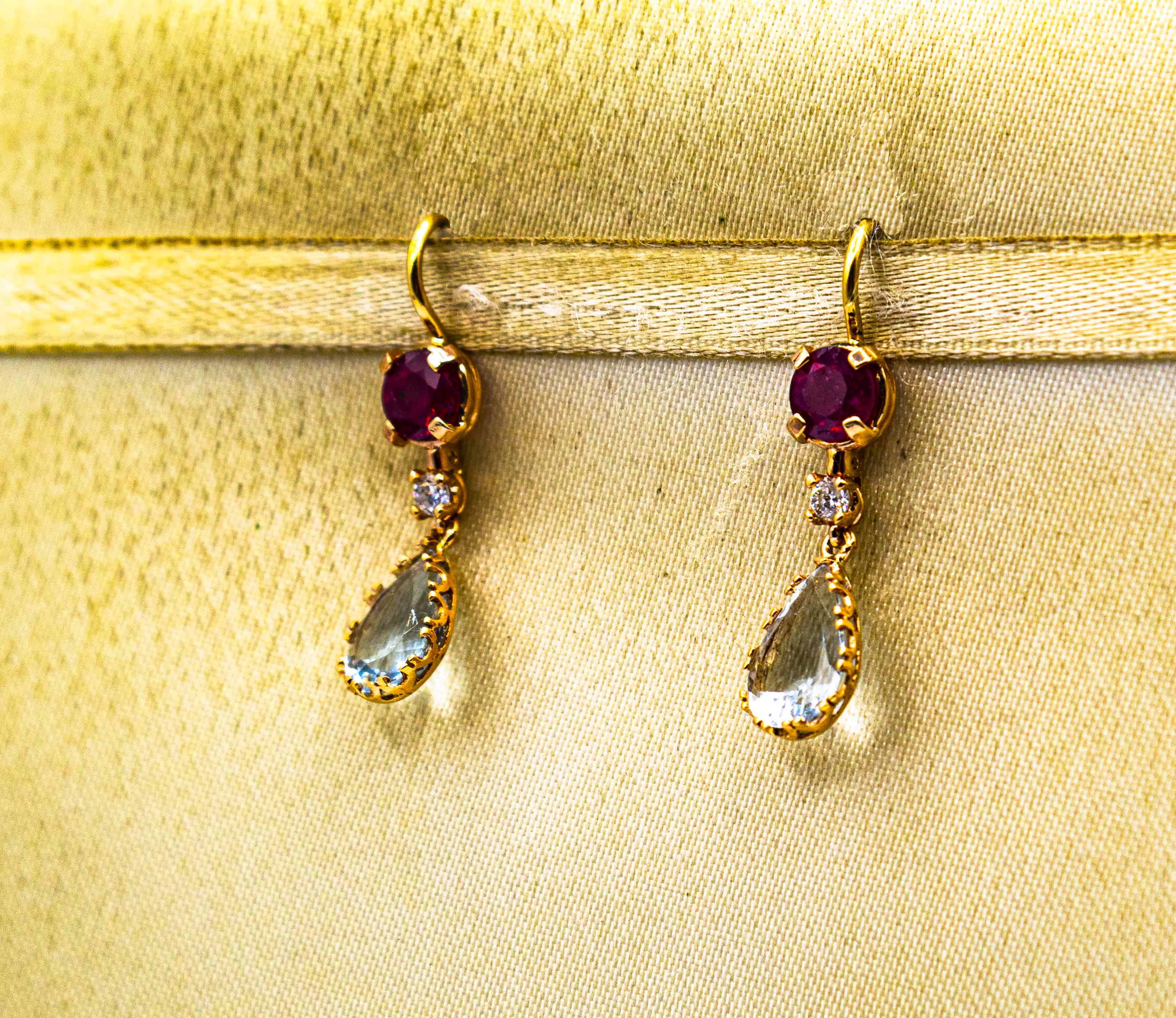Clous d'oreilles pendantes de style Art déco en or jaune avec diamant blanc, aigue-marine et rubis en vente 1