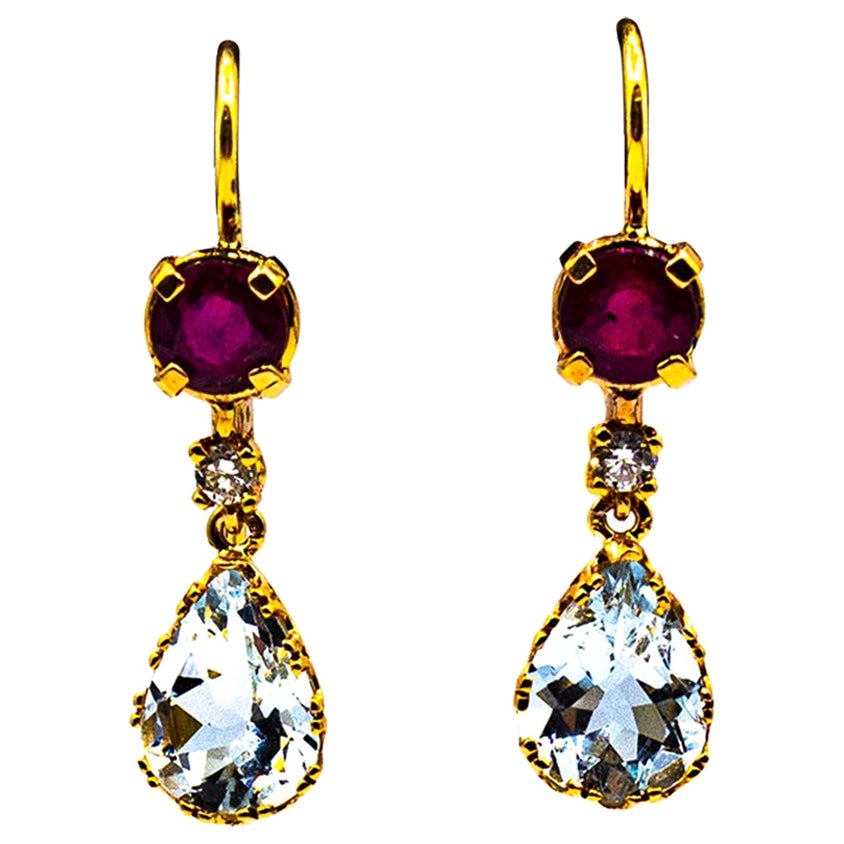 Clous d'oreilles pendantes de style Art déco en or jaune avec diamant blanc, aigue-marine et rubis en vente