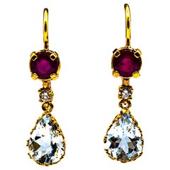 Clous d'oreilles pendantes de style Art déco en or jaune avec diamant blanc, aigue-marine et rubis