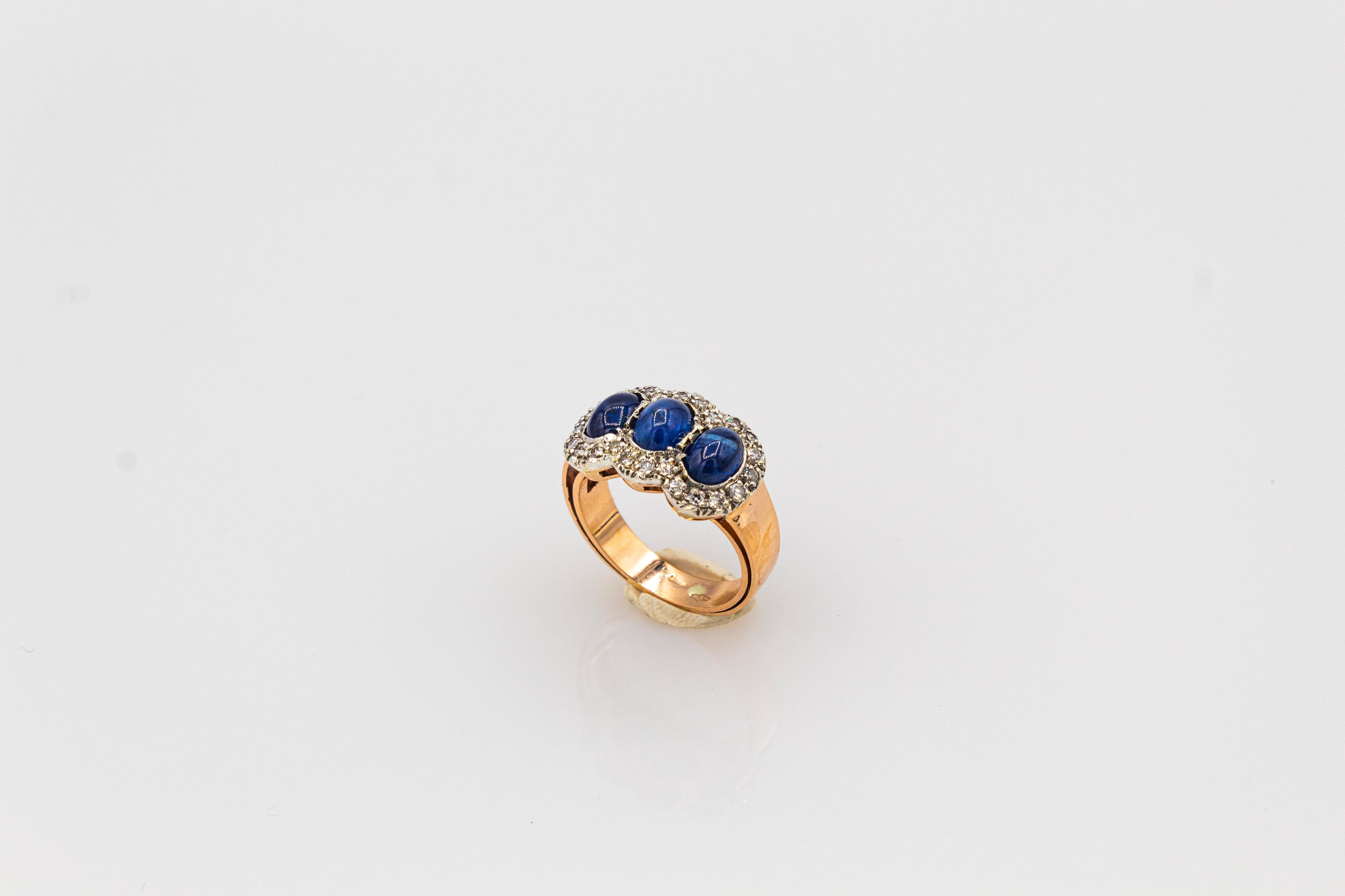 Gelbgoldring im Art-déco-Stil mit weißem Diamanten und blauem Saphir im Cabochon-Schliff im Angebot 1