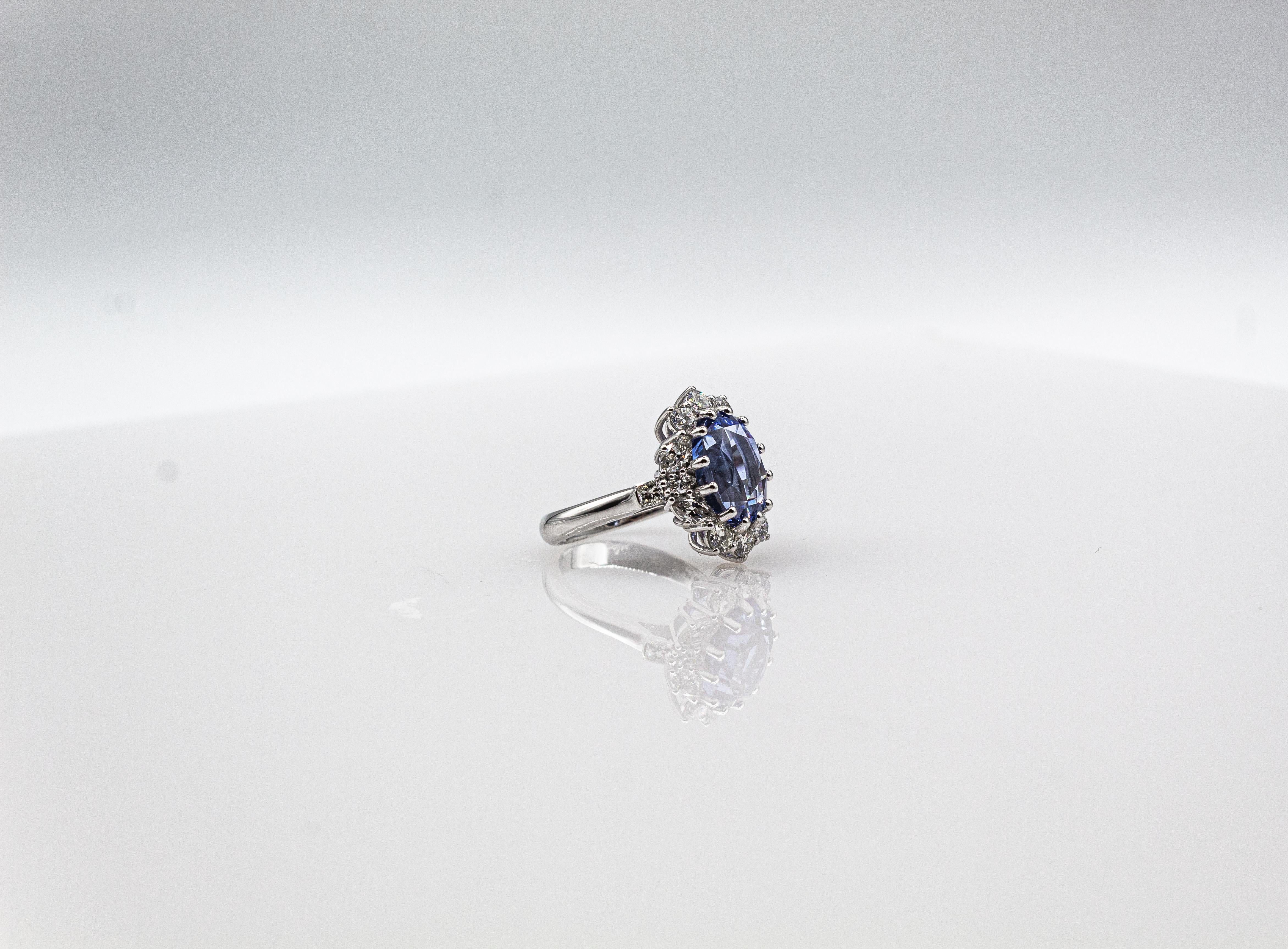 Bague cocktail de style Art déco en or blanc avec diamants blancs et saphirs de Ceylan bleus en vente 7