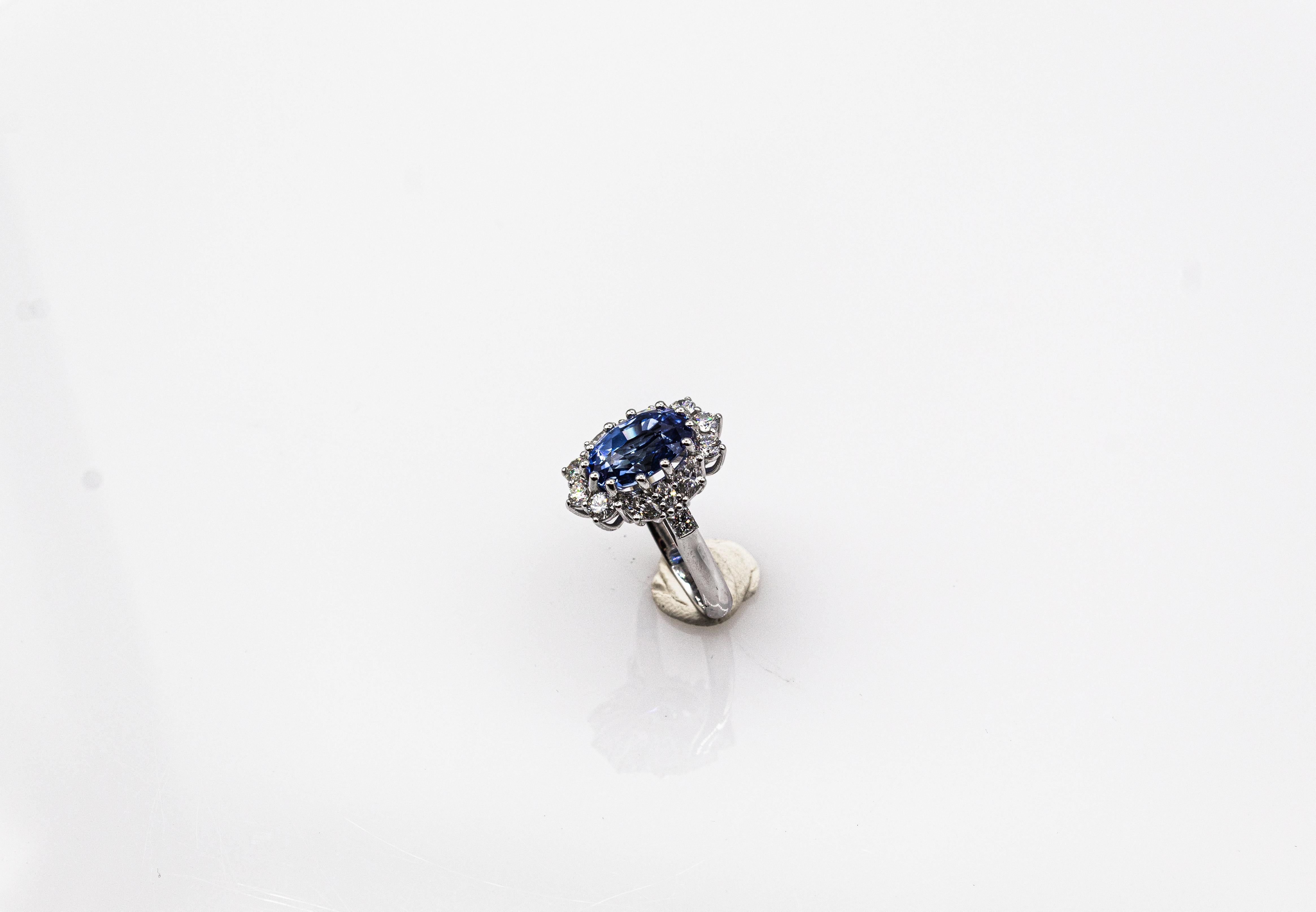 Taille ovale Bague cocktail de style Art déco en or blanc avec diamants blancs et saphirs de Ceylan bleus en vente