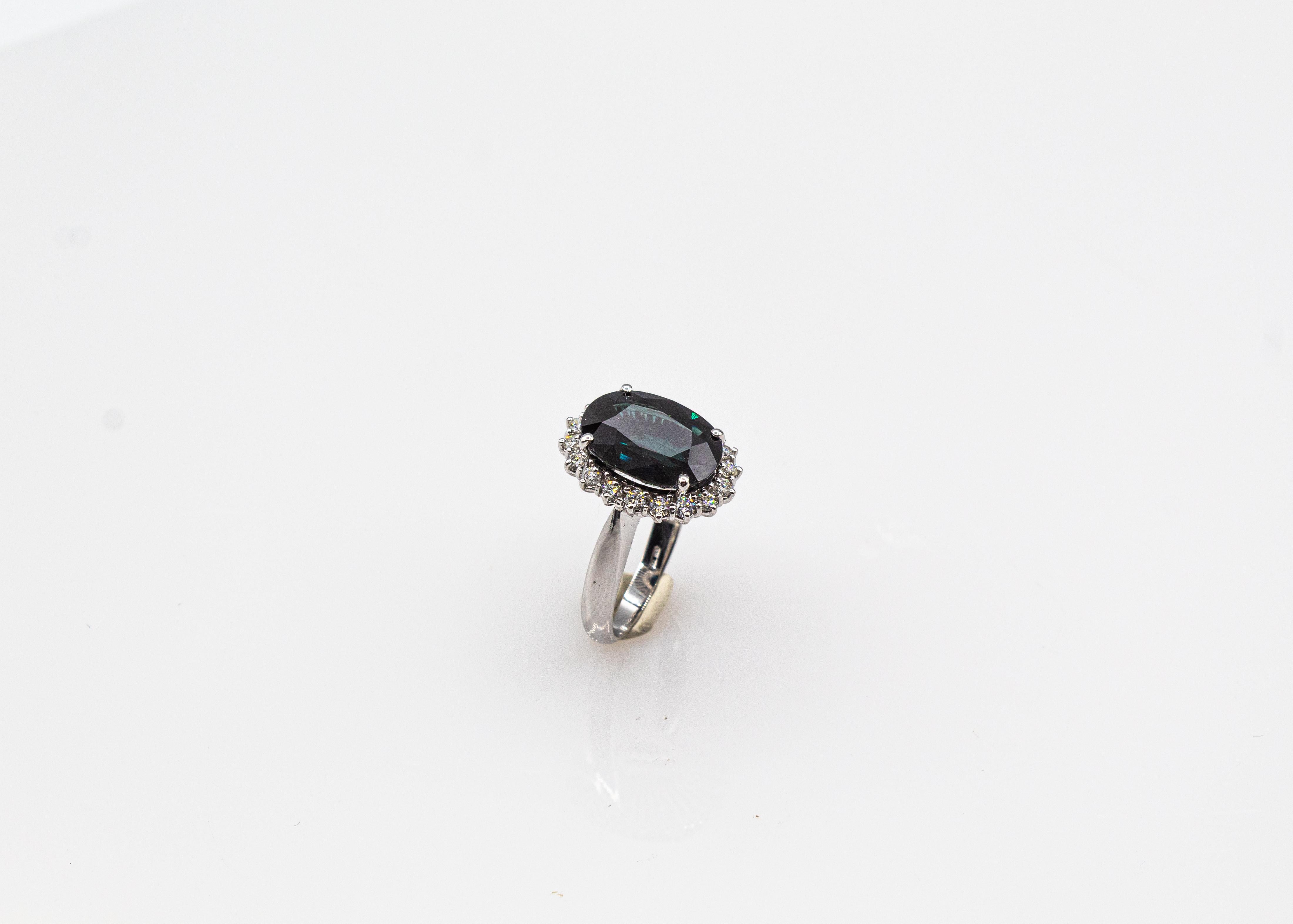 Anillo de cóctel de oro blanco con diamante blanco de estilo art déco y zafiro azul de corte ovalado en venta 4