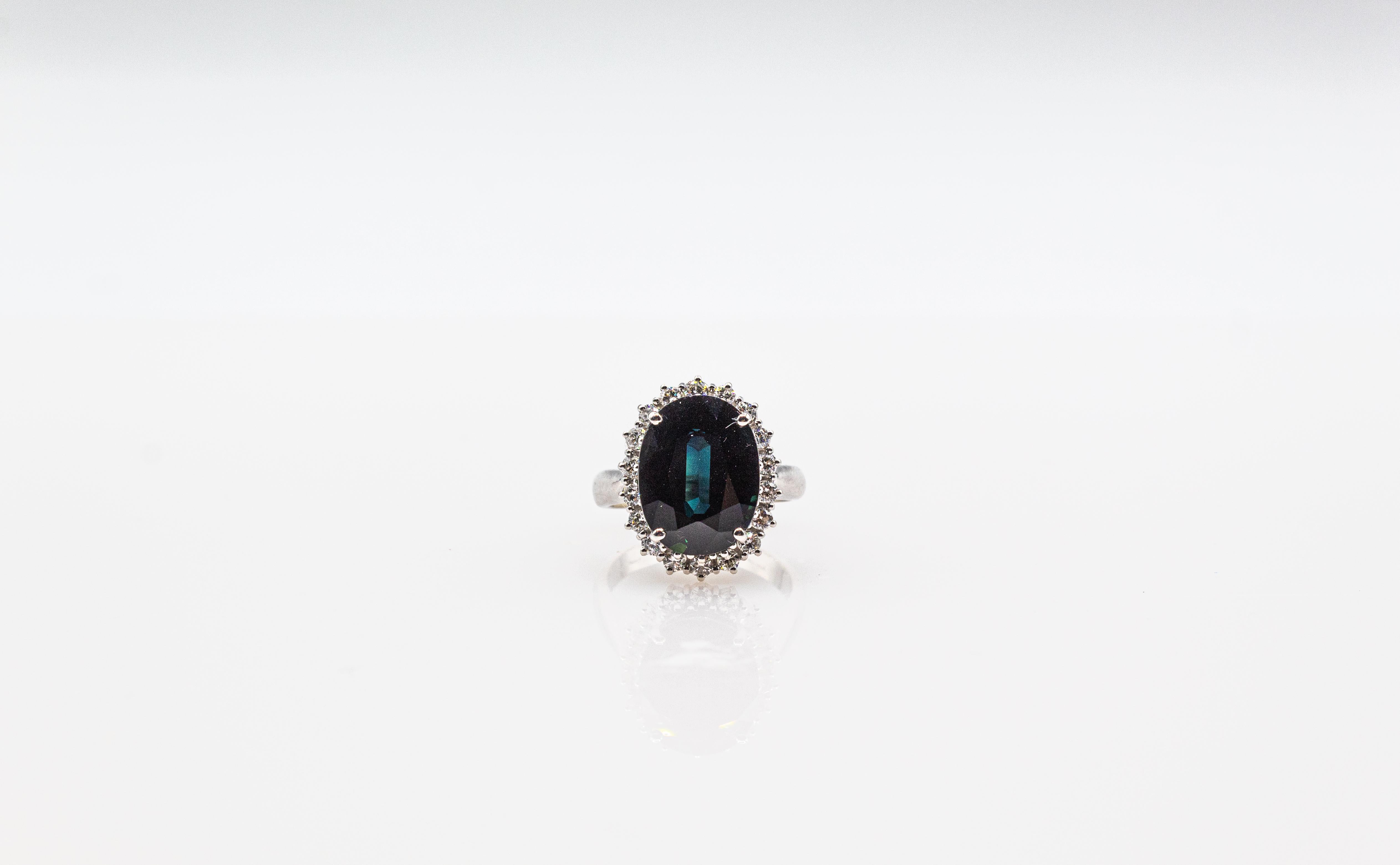 Anillo de cóctel de oro blanco con diamante blanco de estilo art déco y zafiro azul de corte ovalado en venta 7