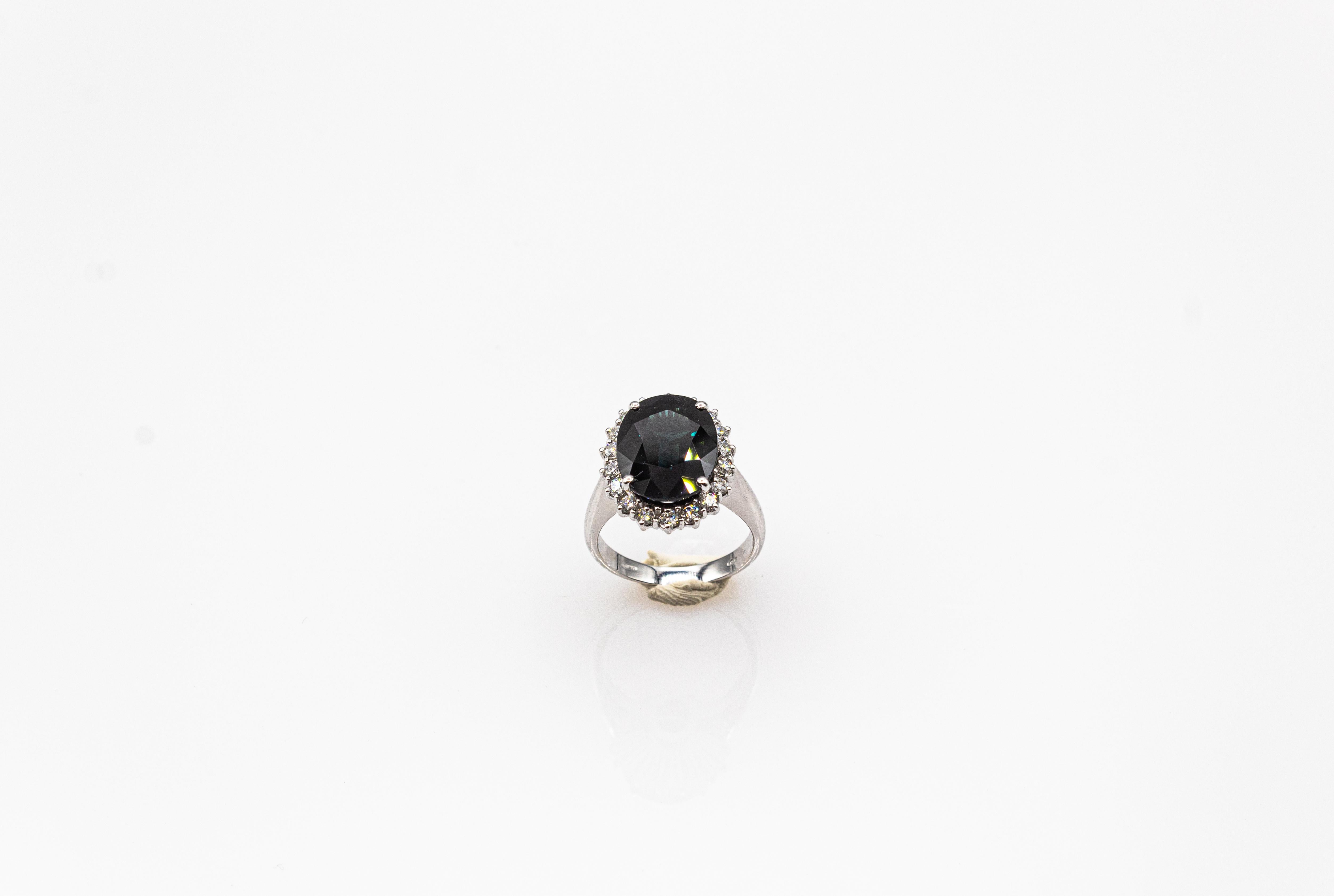 Anillo de cóctel de oro blanco con diamante blanco de estilo art déco y zafiro azul de corte ovalado Corte brillante en venta