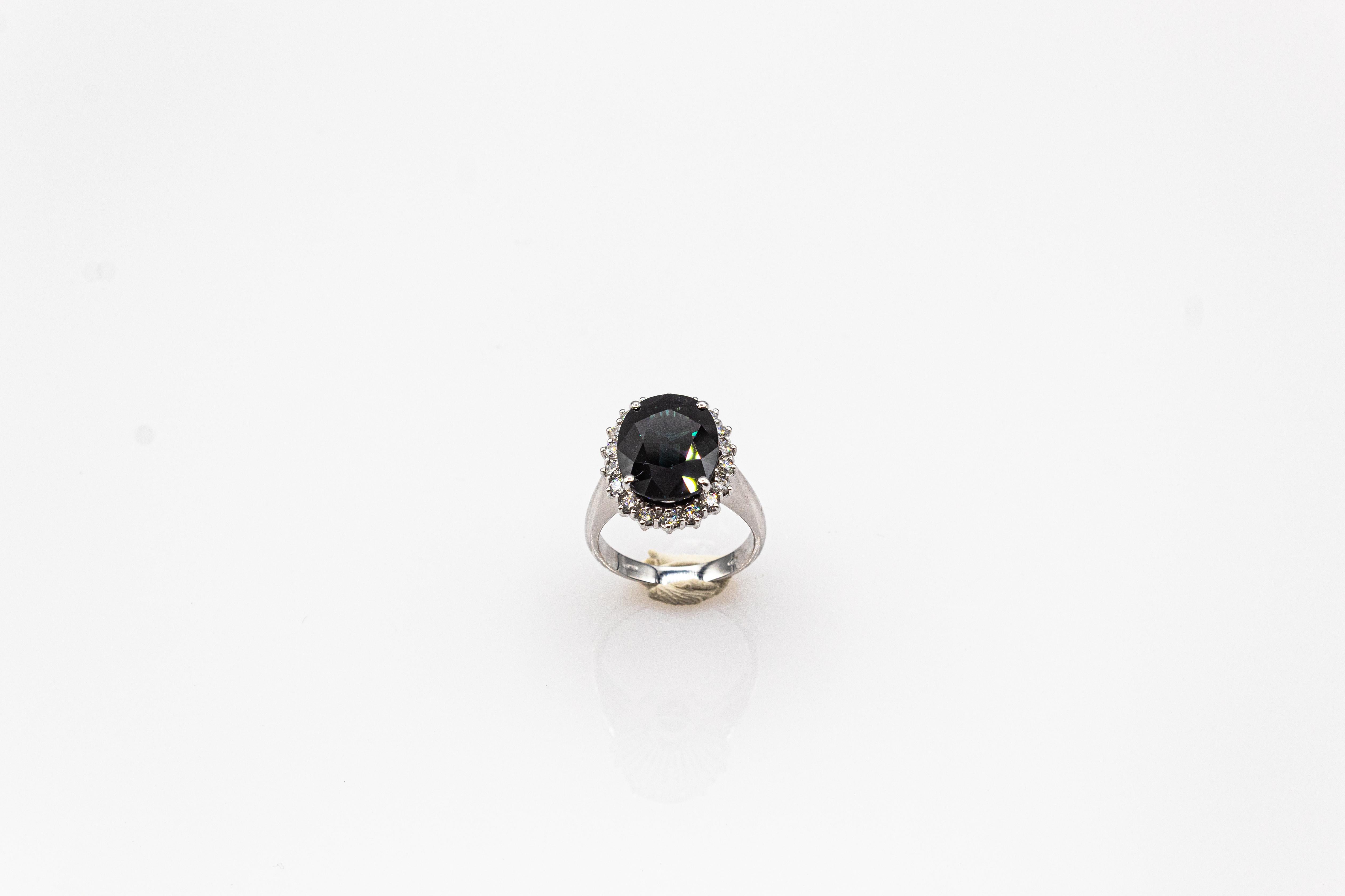 Anillo de cóctel de oro blanco con diamante blanco de estilo art déco y zafiro azul de corte ovalado en Nuevo estado para la venta en Naples, IT