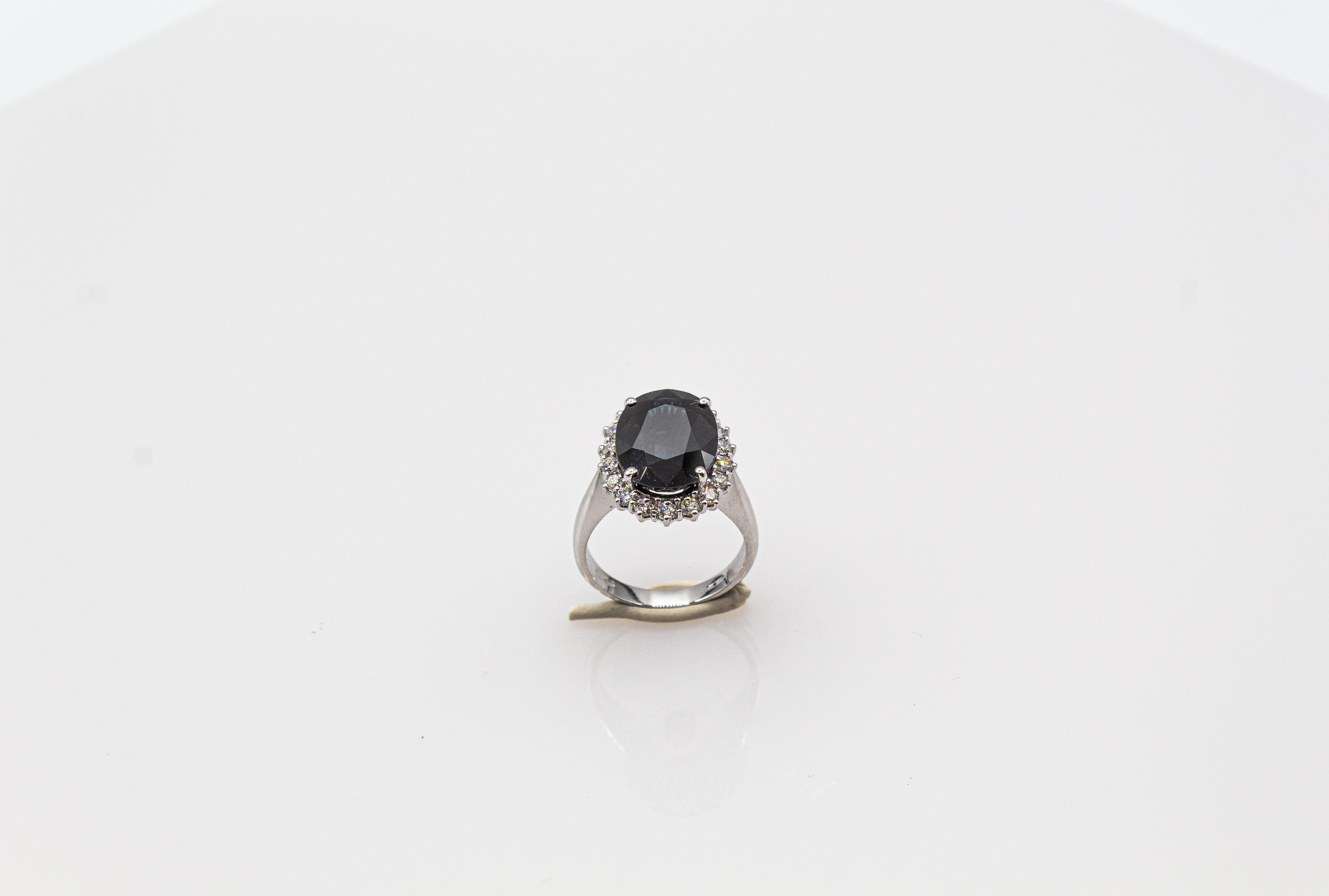 Anillo de cóctel de oro blanco con diamante blanco de estilo art déco y zafiro azul de corte ovalado en venta 1