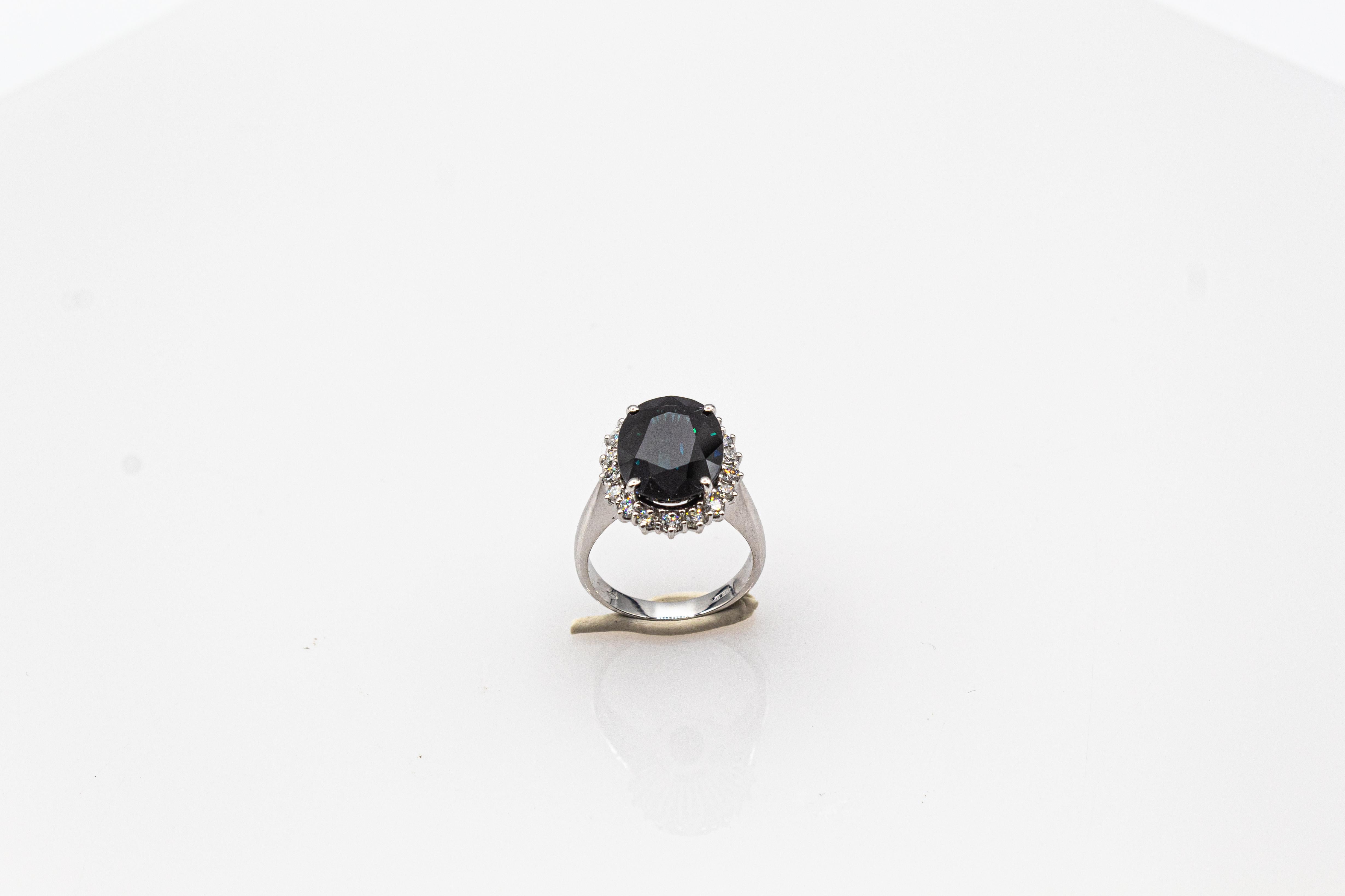 Anillo de cóctel de oro blanco con diamante blanco de estilo art déco y zafiro azul de corte ovalado en venta 2