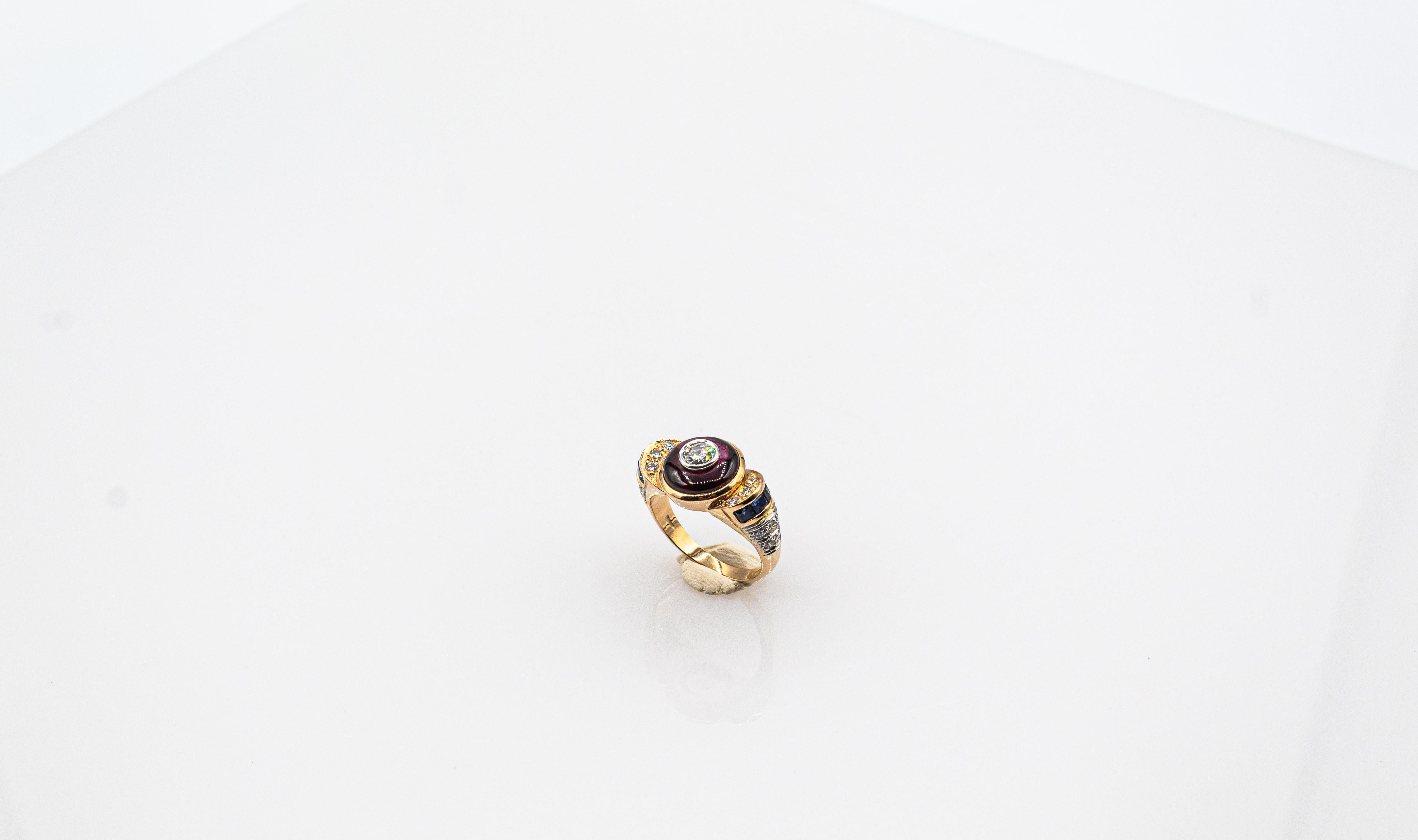 Taille brillant Bague cocktail de style Art déco en or jaune, diamant blanc, saphir bleu, grenat et grenat en vente