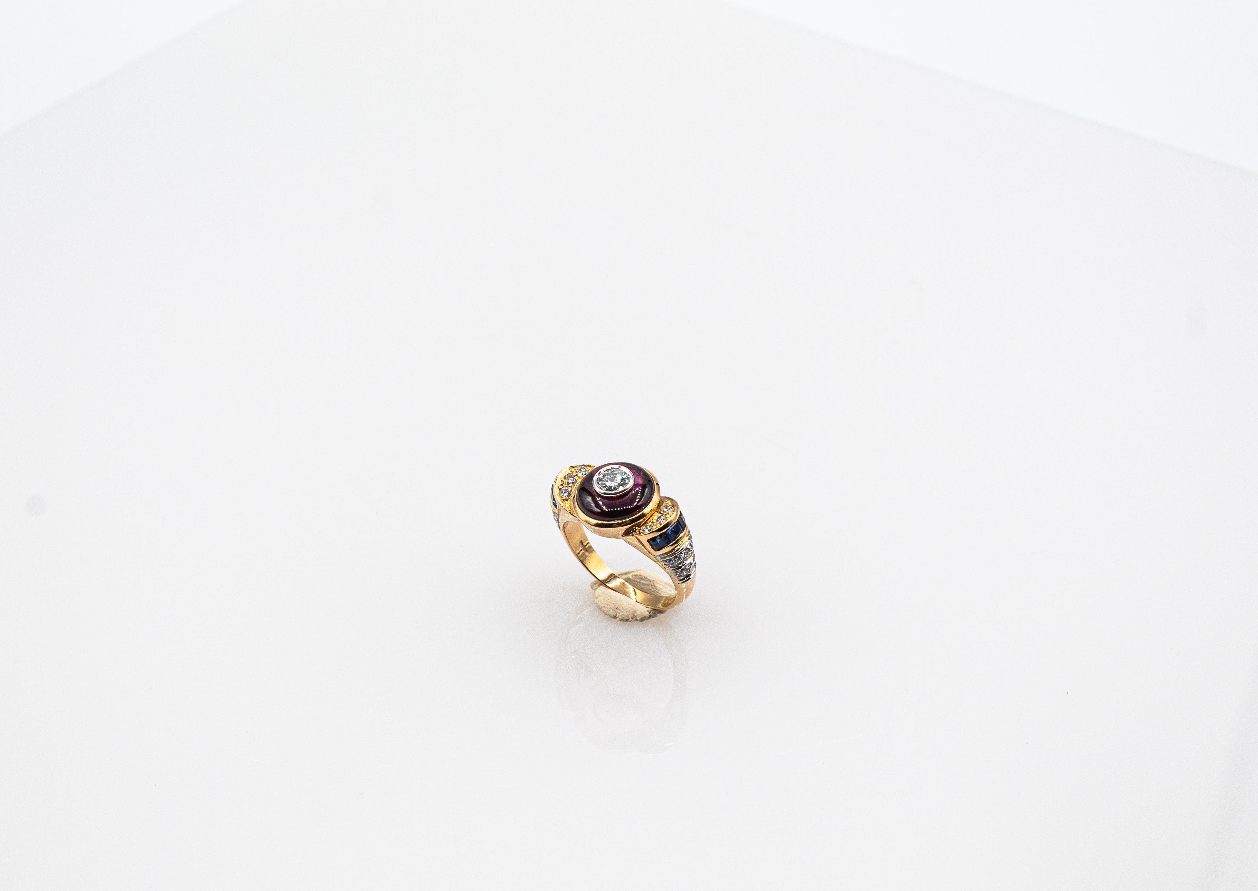 Bague cocktail de style Art déco en or jaune, diamant blanc, saphir bleu, grenat et grenat Neuf - En vente à Naples, IT
