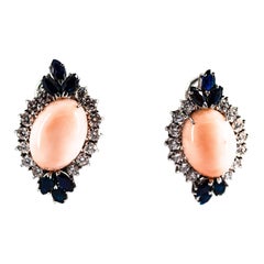 Pendants d'oreilles de style Art déco en or blanc avec diamants blancs, saphirs bleus et corail rose