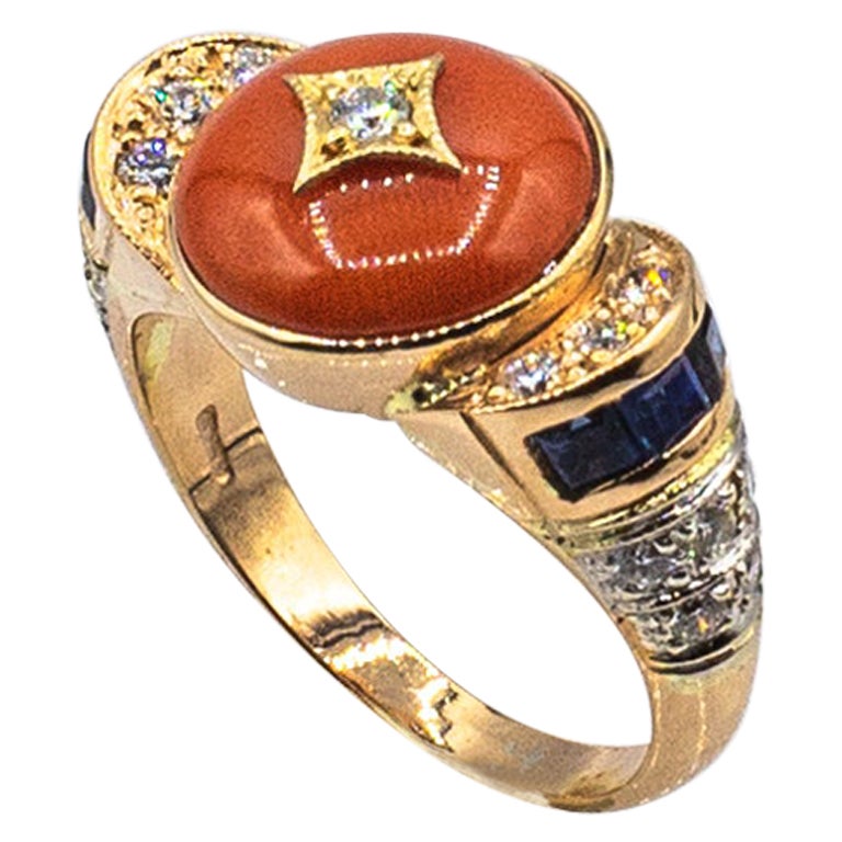 Anello da cocktail in oro giallo con diamante bianco, zaffiro blu e corallo rosso in stile Art Deco