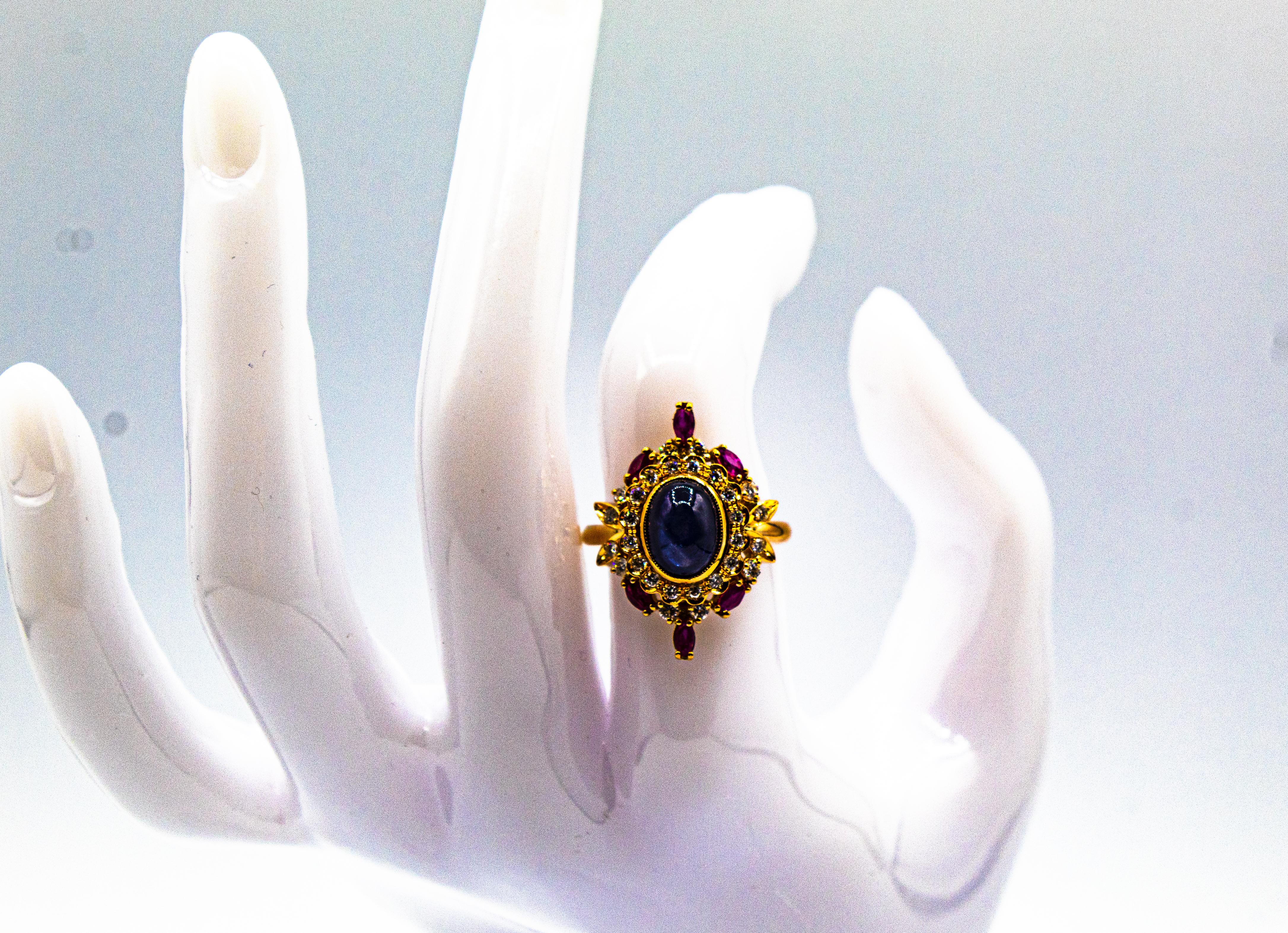 Bague de cocktail en or jaune, diamant blanc, saphir bleu et rubis, de style Art déco en vente 5