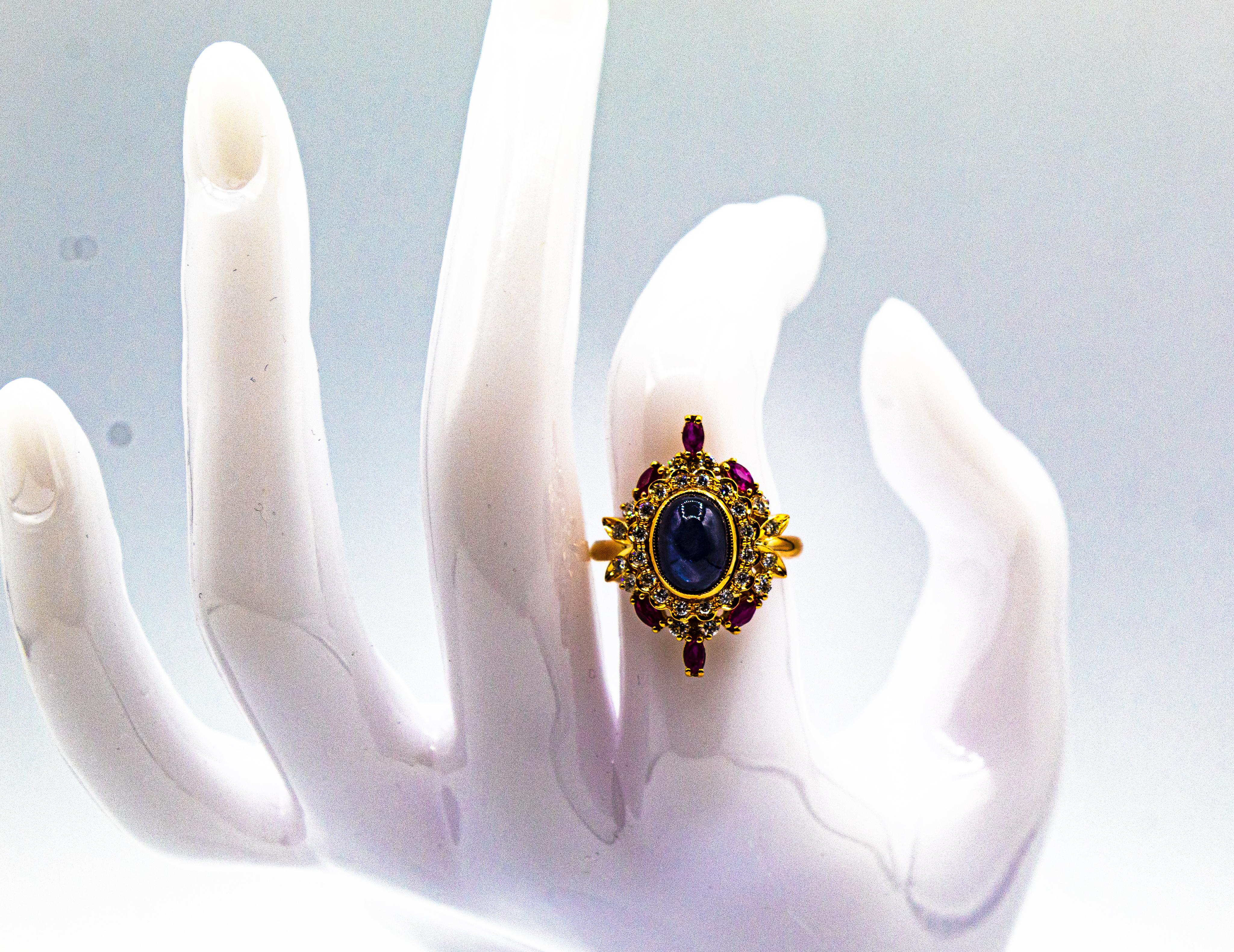 Bague de cocktail en or jaune, diamant blanc, saphir bleu et rubis, de style Art déco en vente 6