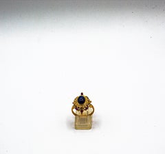 Anello da cocktail in oro giallo con diamante bianco, zaffiro blu e rubino in stile Art Deco