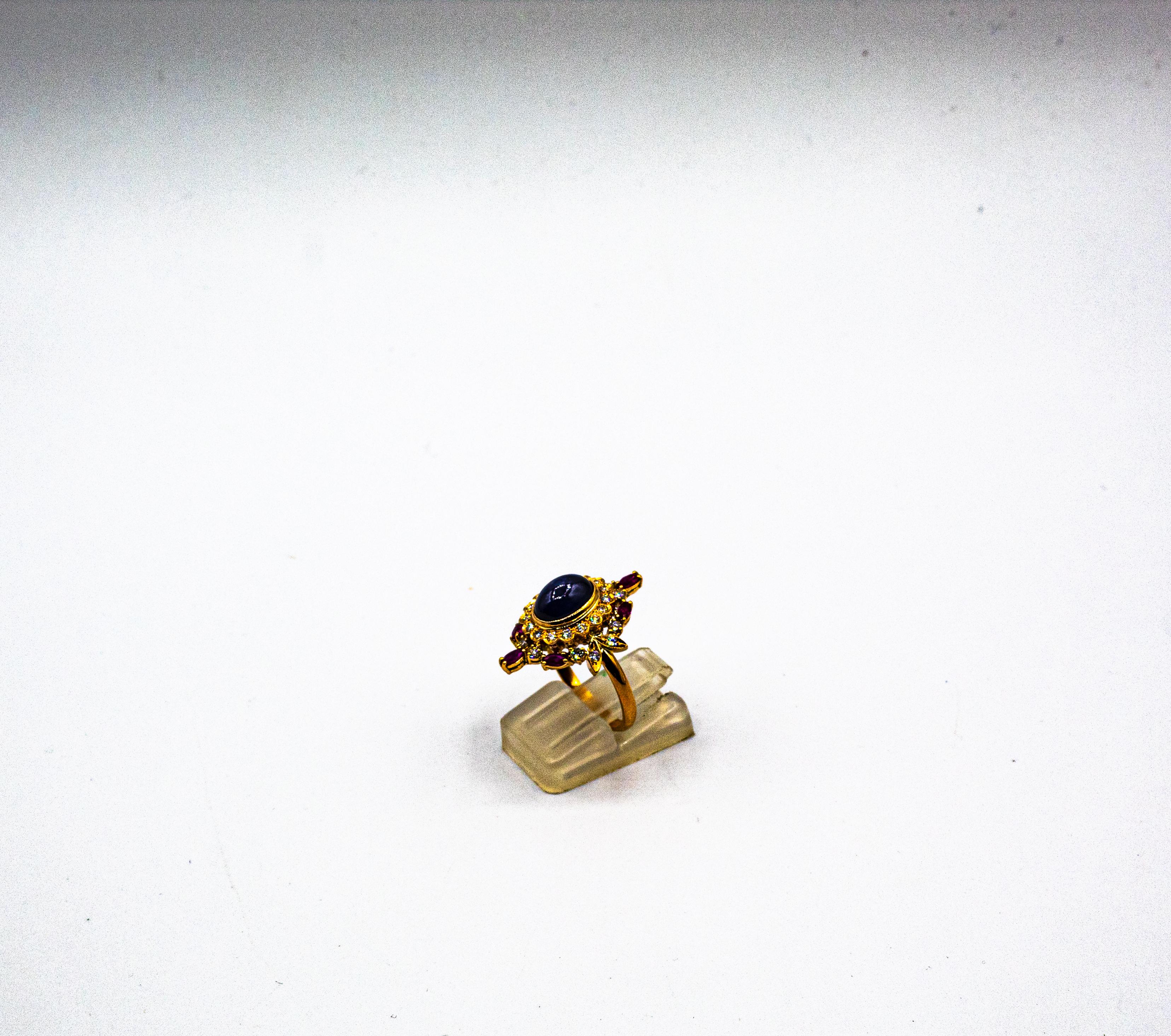 Taille cabochon Bague de cocktail en or jaune, diamant blanc, saphir bleu et rubis, de style Art déco en vente