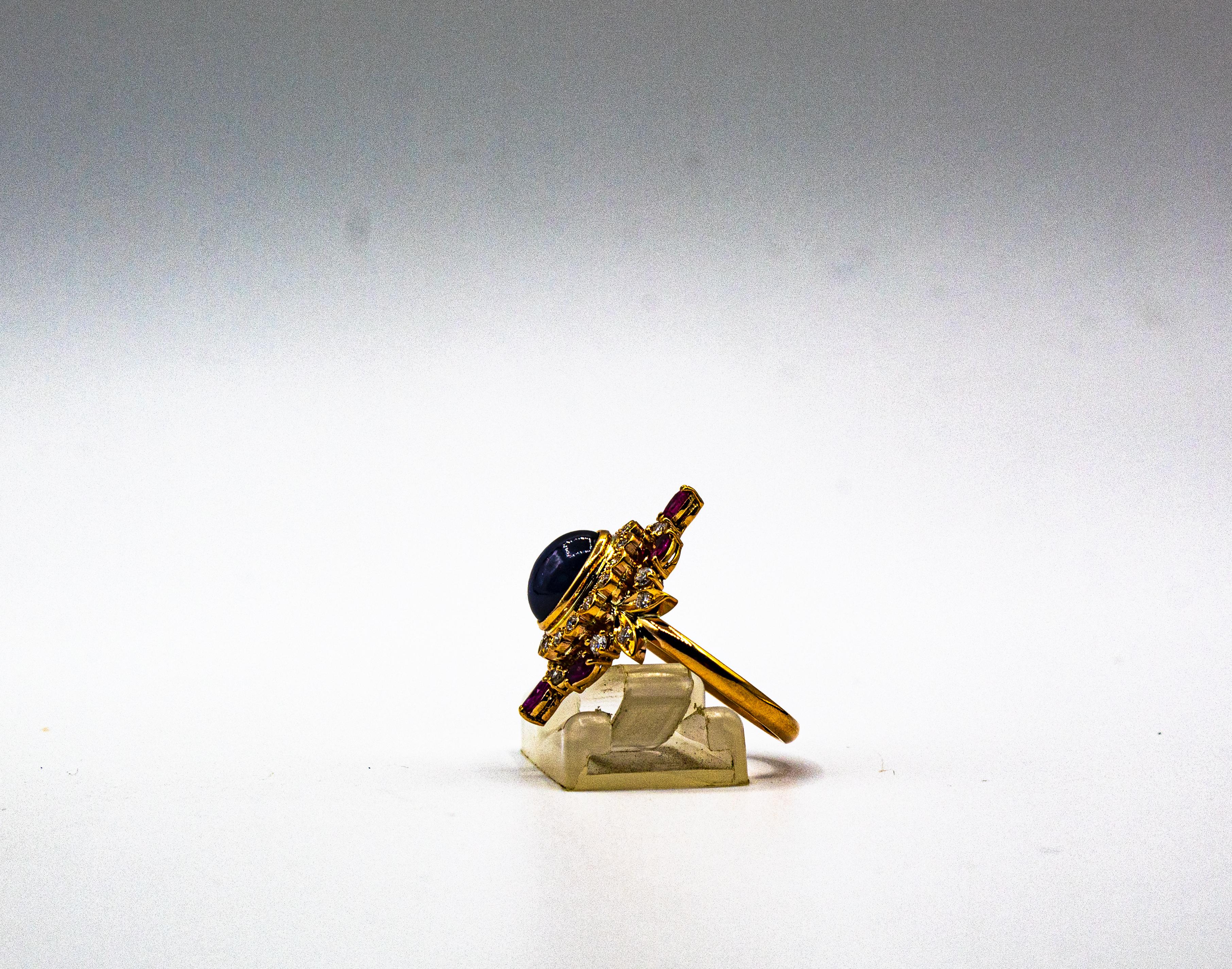 Bague de cocktail en or jaune, diamant blanc, saphir bleu et rubis, de style Art déco en vente 2