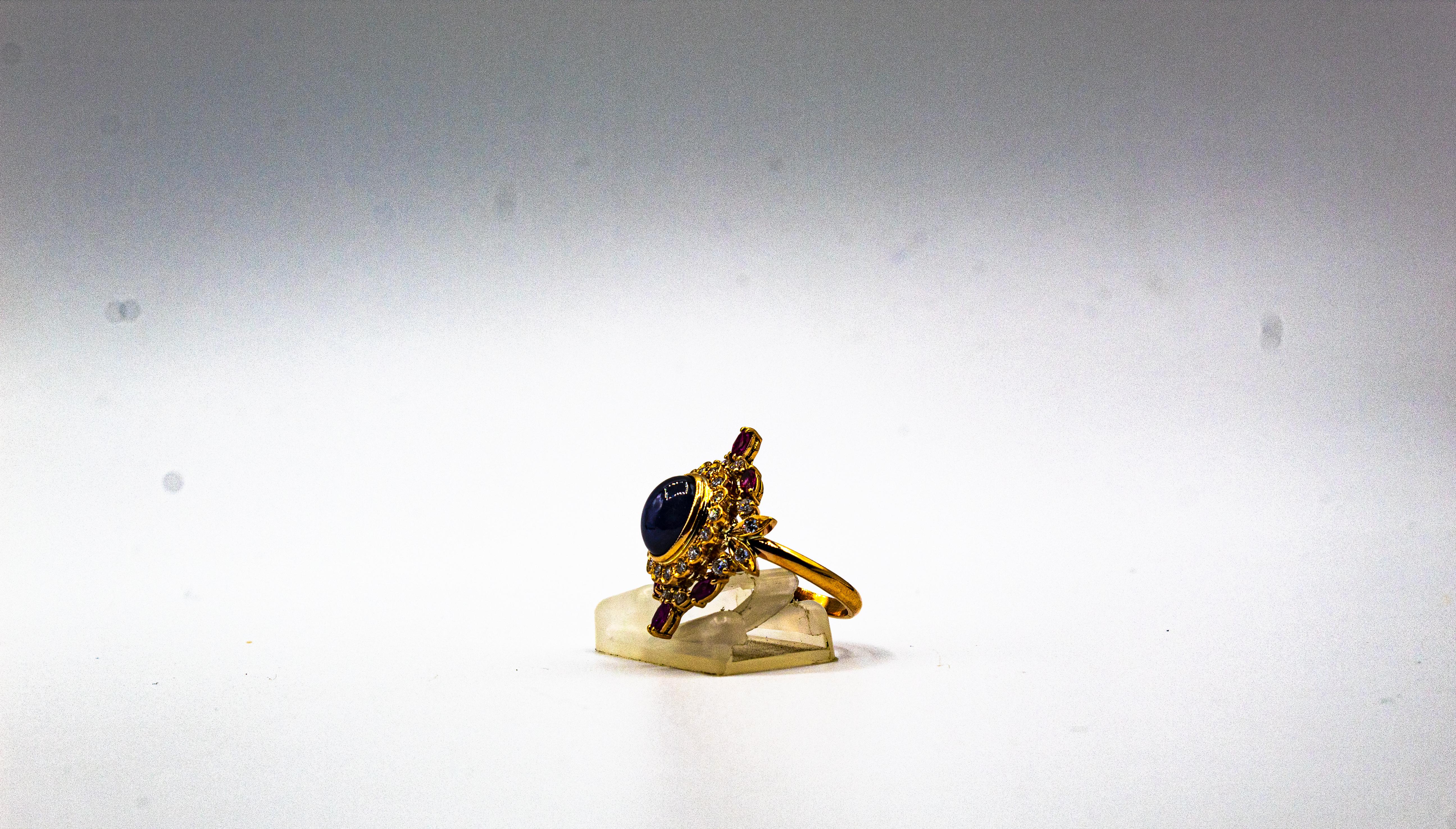 Bague de cocktail en or jaune, diamant blanc, saphir bleu et rubis, de style Art déco en vente 3