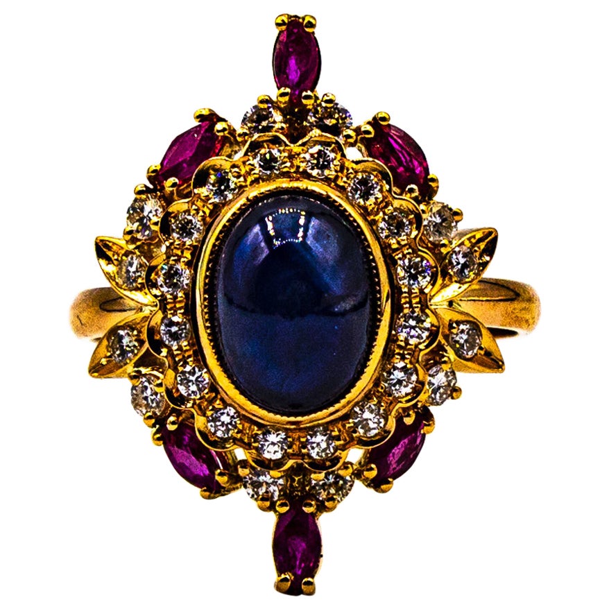 Anello da cocktail in stile Art Déco con diamante bianco, zaffiro blu e rubino in oro giallo