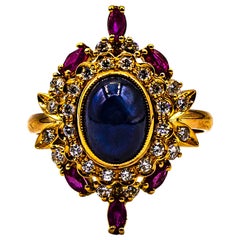 Bague cocktail de style Art déco en or jaune avec diamants blancs, saphirs bleus et rubis