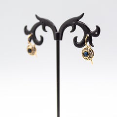 Orecchini pendenti in oro giallo con diamante bianco e zaffiro blu in stile Art Deco