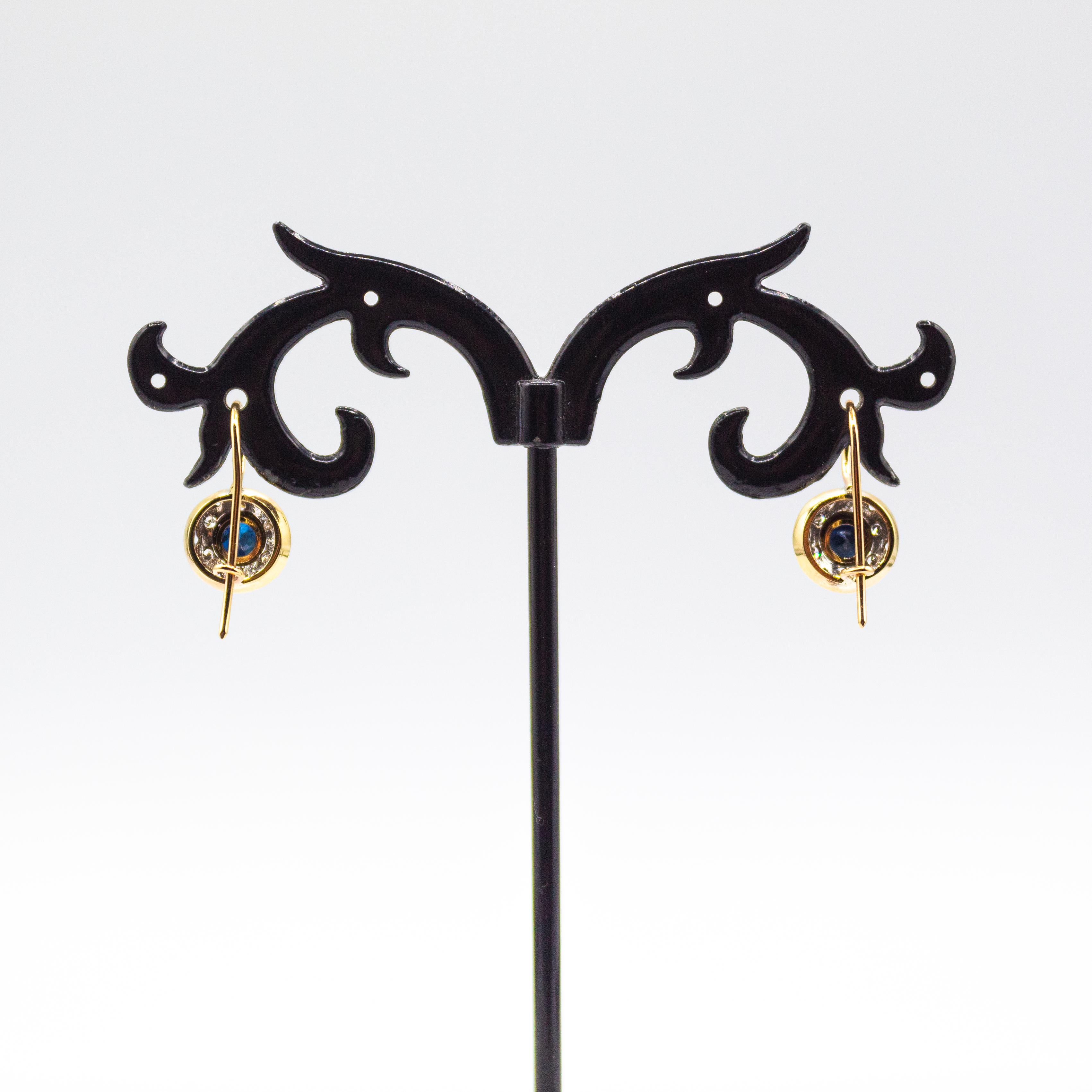 Art Déco Orecchini pendenti in oro giallo con diamante bianco e zaffiro blu in stile Art Deco in vendita