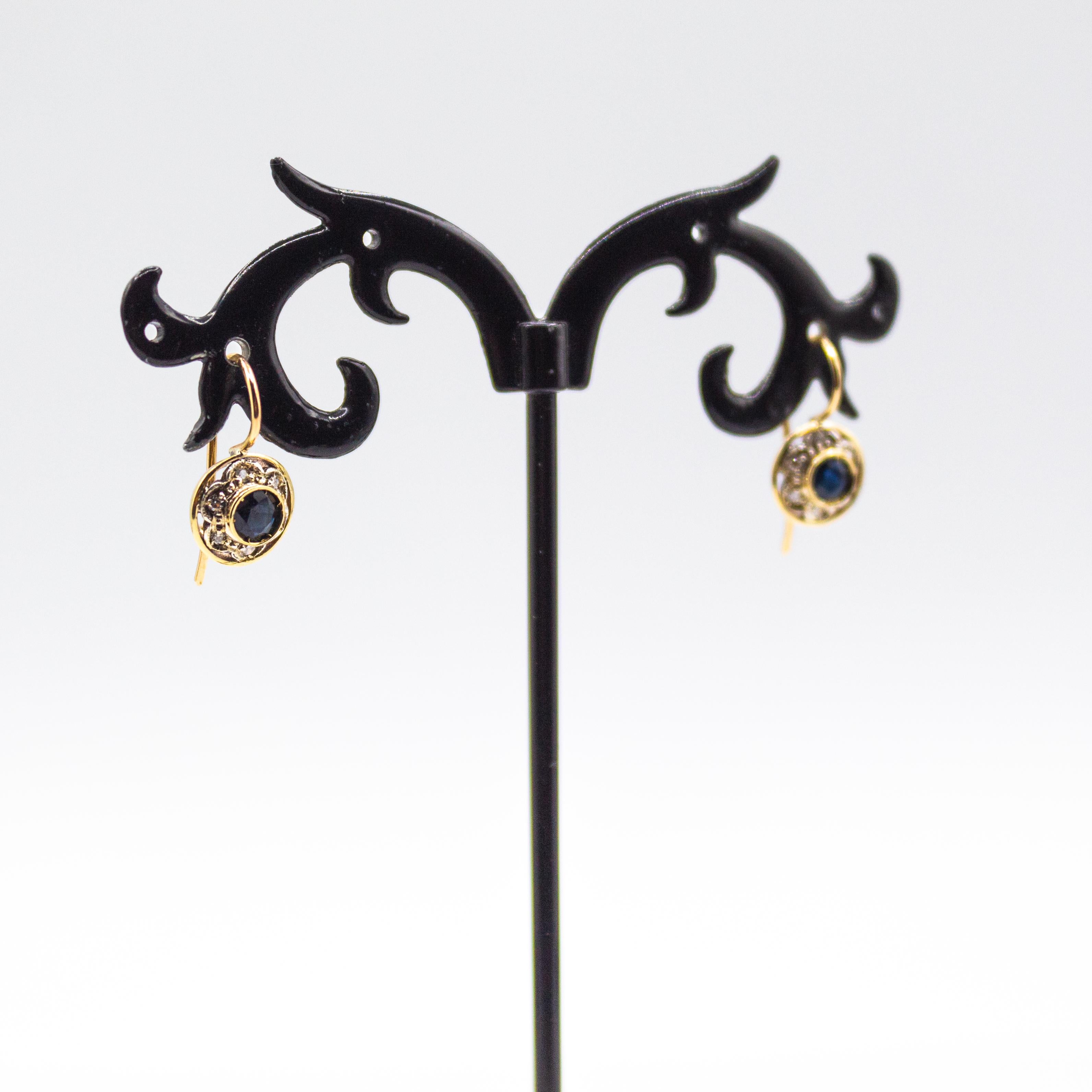 Taglio rotondo Orecchini pendenti in oro giallo con diamante bianco e zaffiro blu in stile Art Deco in vendita