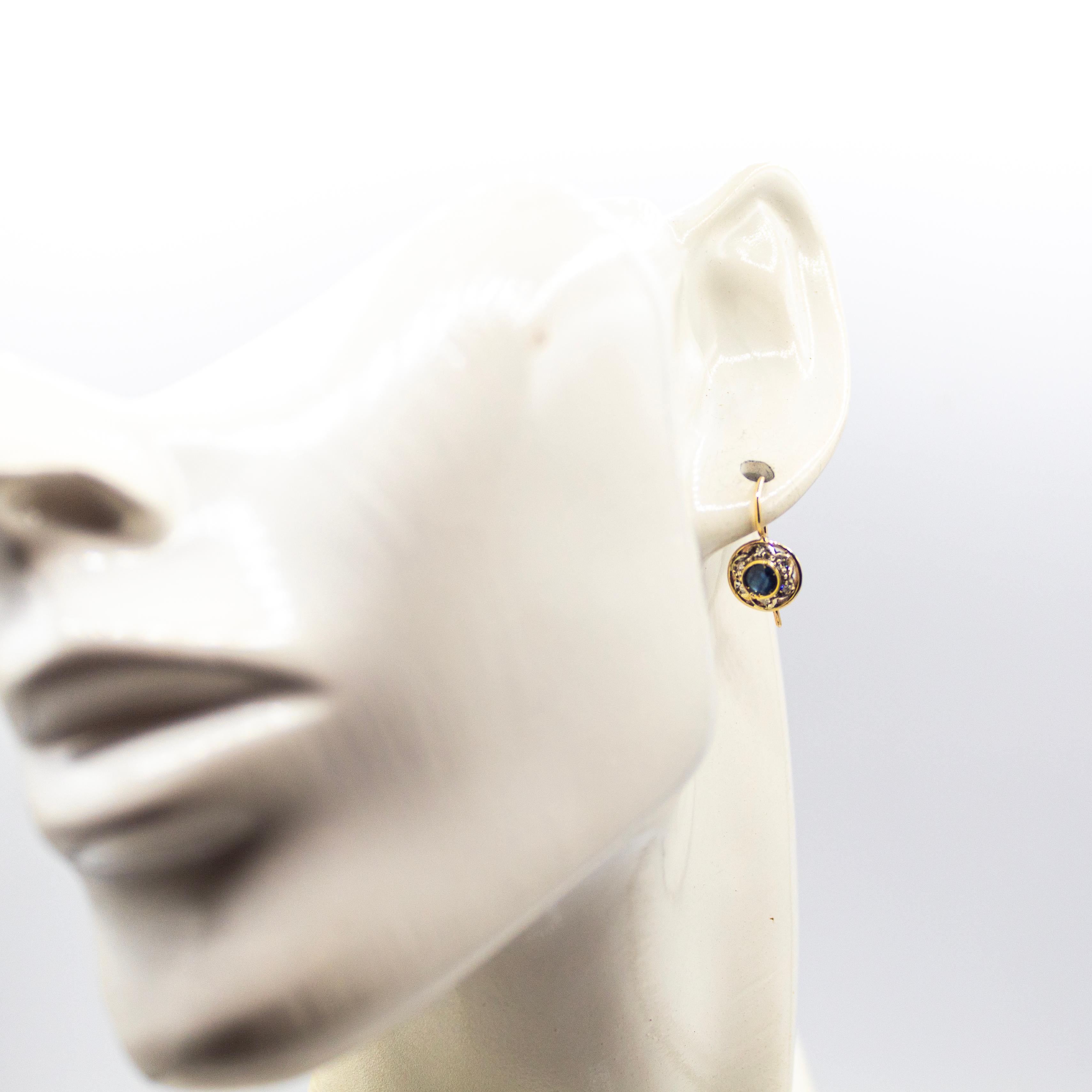 Orecchini pendenti in oro giallo con diamante bianco e zaffiro blu in stile Art Deco In condizioni Nuovo in vendita a Naples, IT