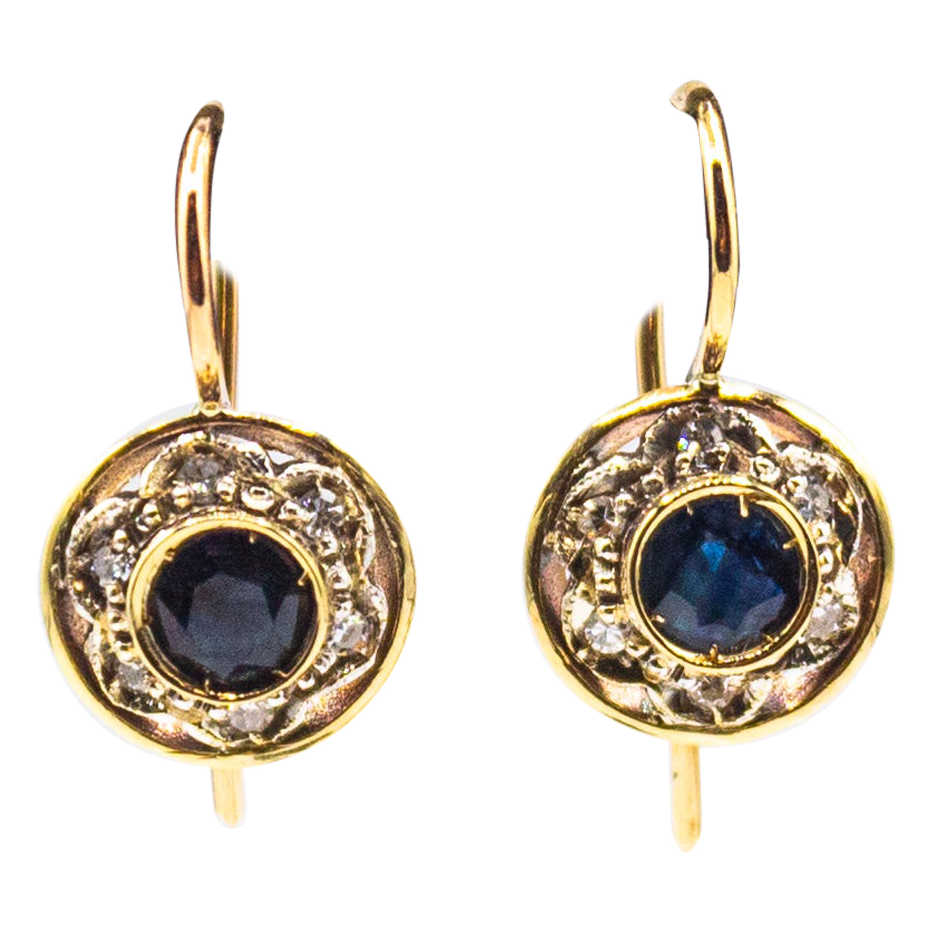 Orecchini pendenti in oro giallo con diamante bianco e zaffiro blu in stile Art Deco in vendita