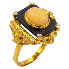 Gelbgold-Cocktailring im Art-déco-Stil mit weißem Diamanten im Cabochon-Schliff, Opal und Onyx im Cabochon-Schliff