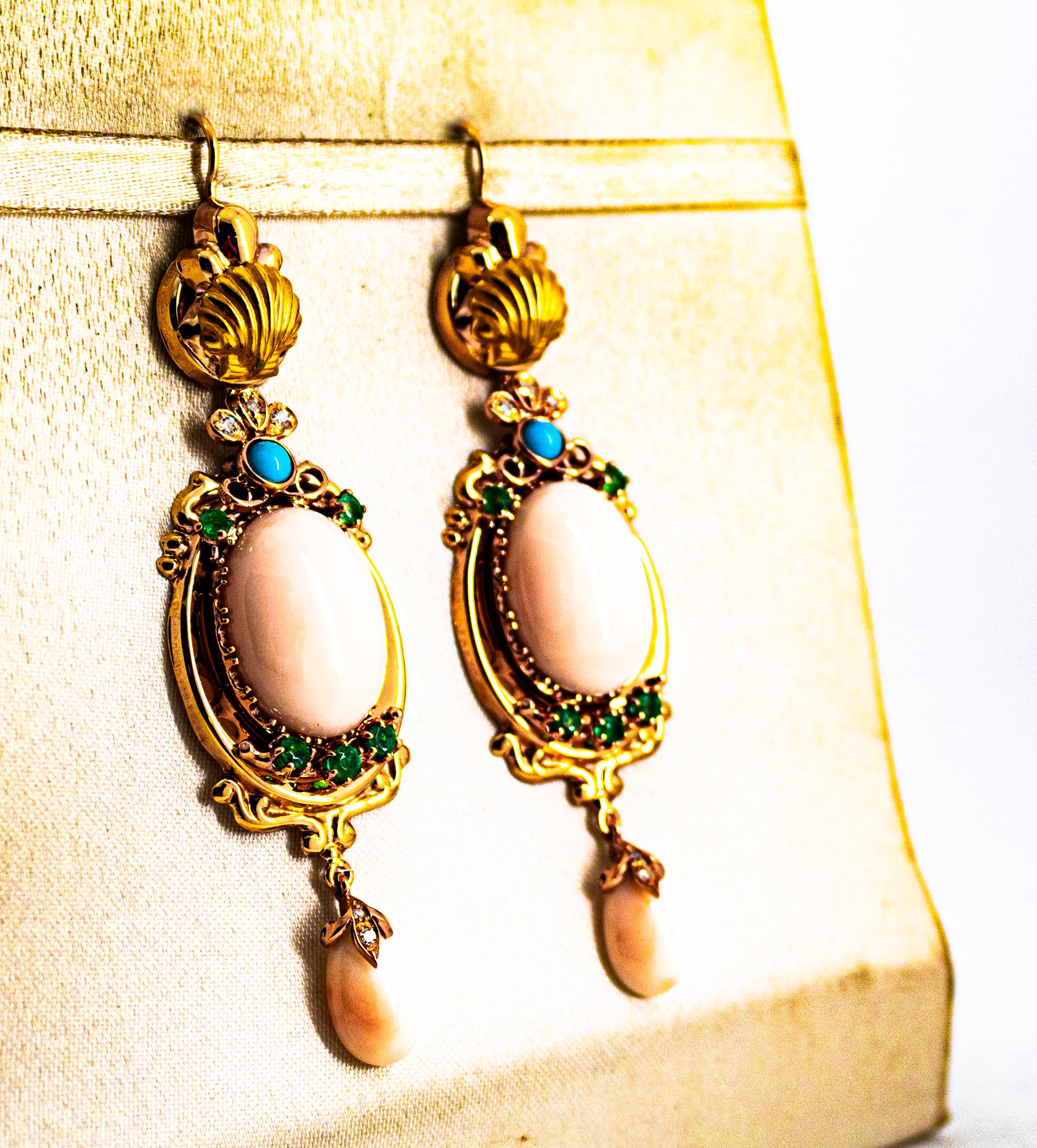 Boucles d'oreilles en or jaune de style Art déco avec diamants blancs, émeraudes, corail rose et turquoises Unisexe en vente
