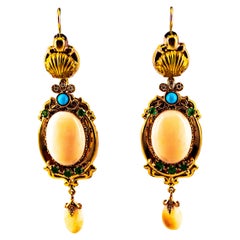 Ohrringe im Art-déco-Stil mit weißen Diamanten, Smaragden, rosa Korallen und Türkisen in Gelbgold