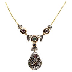 Gelbgold-Halskette im Art-déco-Stil mit weißen Diamanten, Smaragden, Rubinen und blauen Saphiren