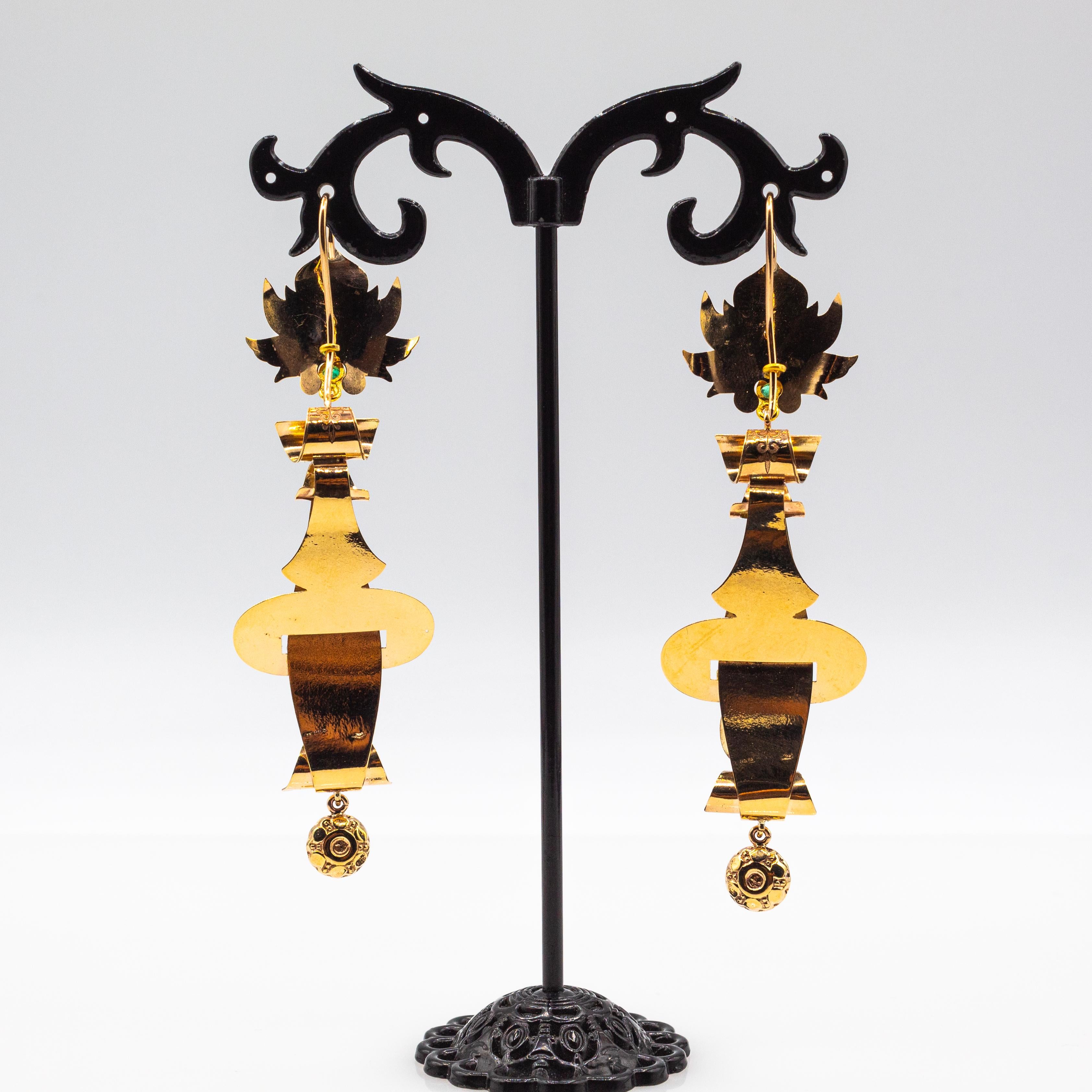 Taille brillant Boucles d'oreilles en goutte de style Art déco en or jaune avec diamants blancs, émeraudes et émail en vente