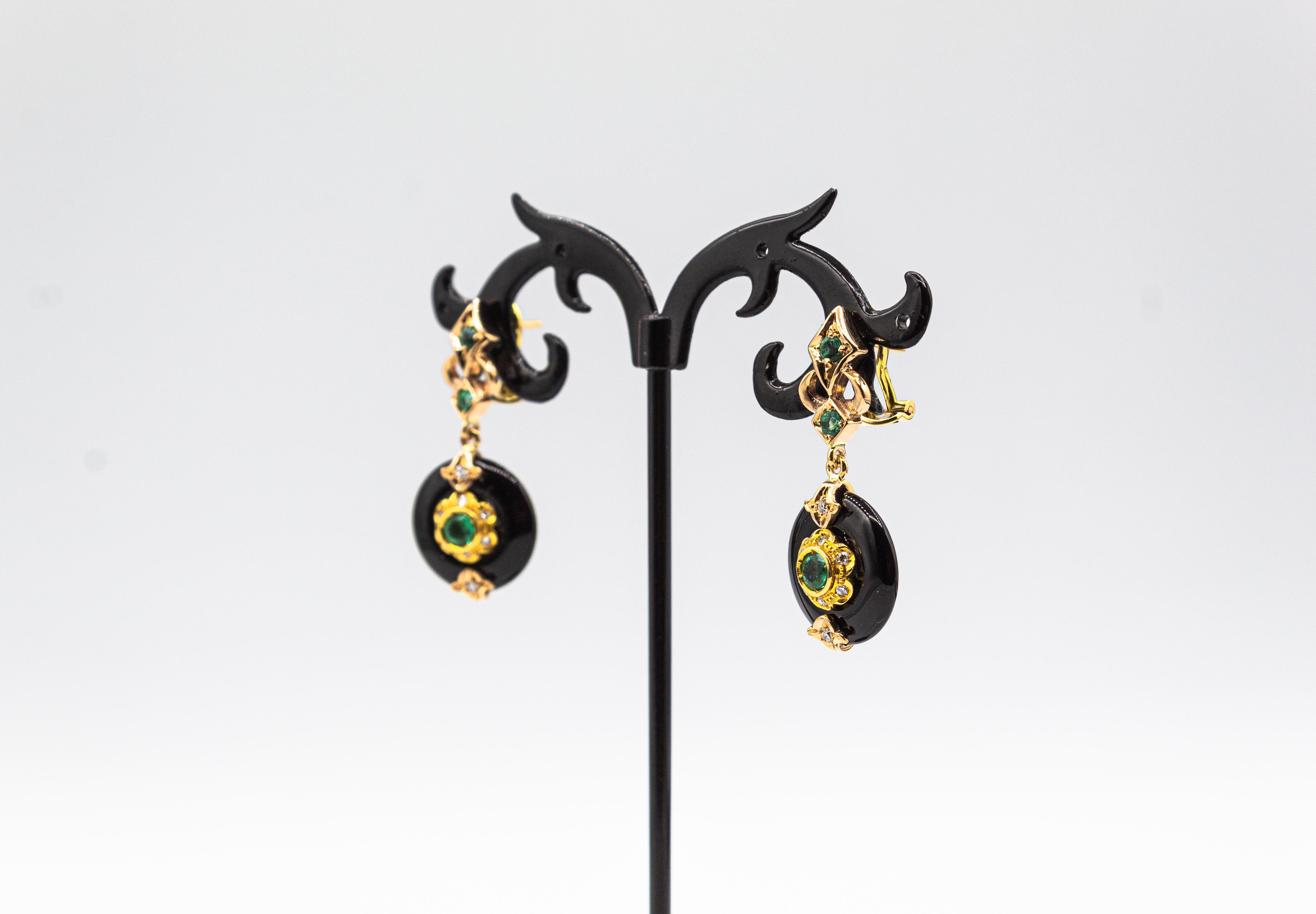 Art déco Boucles d'oreilles à clip en or jaune, diamants blancs et onyx taillés à la main, style Art Déco en vente