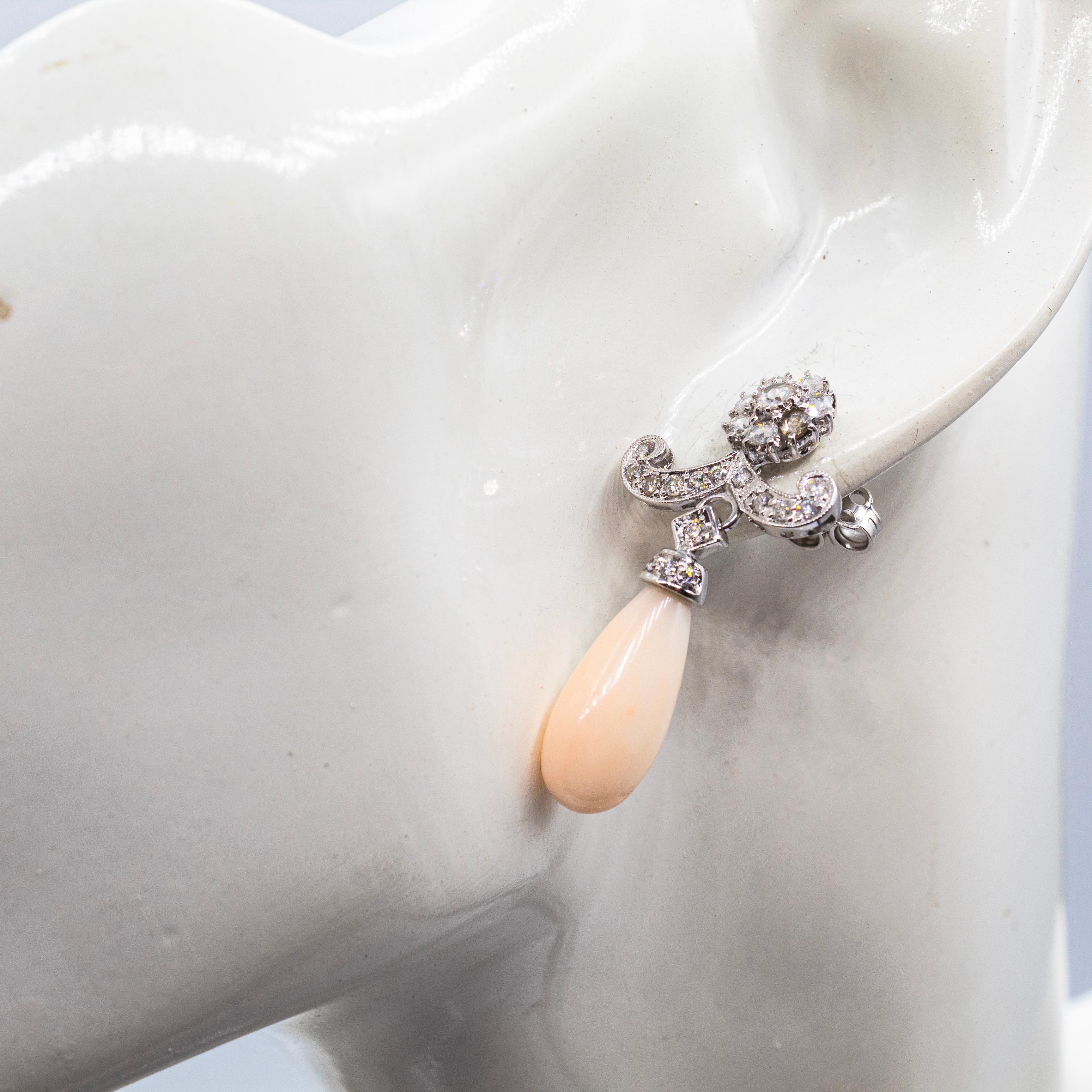 Clous d'oreilles de style Art déco en or blanc, diamants blancs et corail rose clair en vente 5