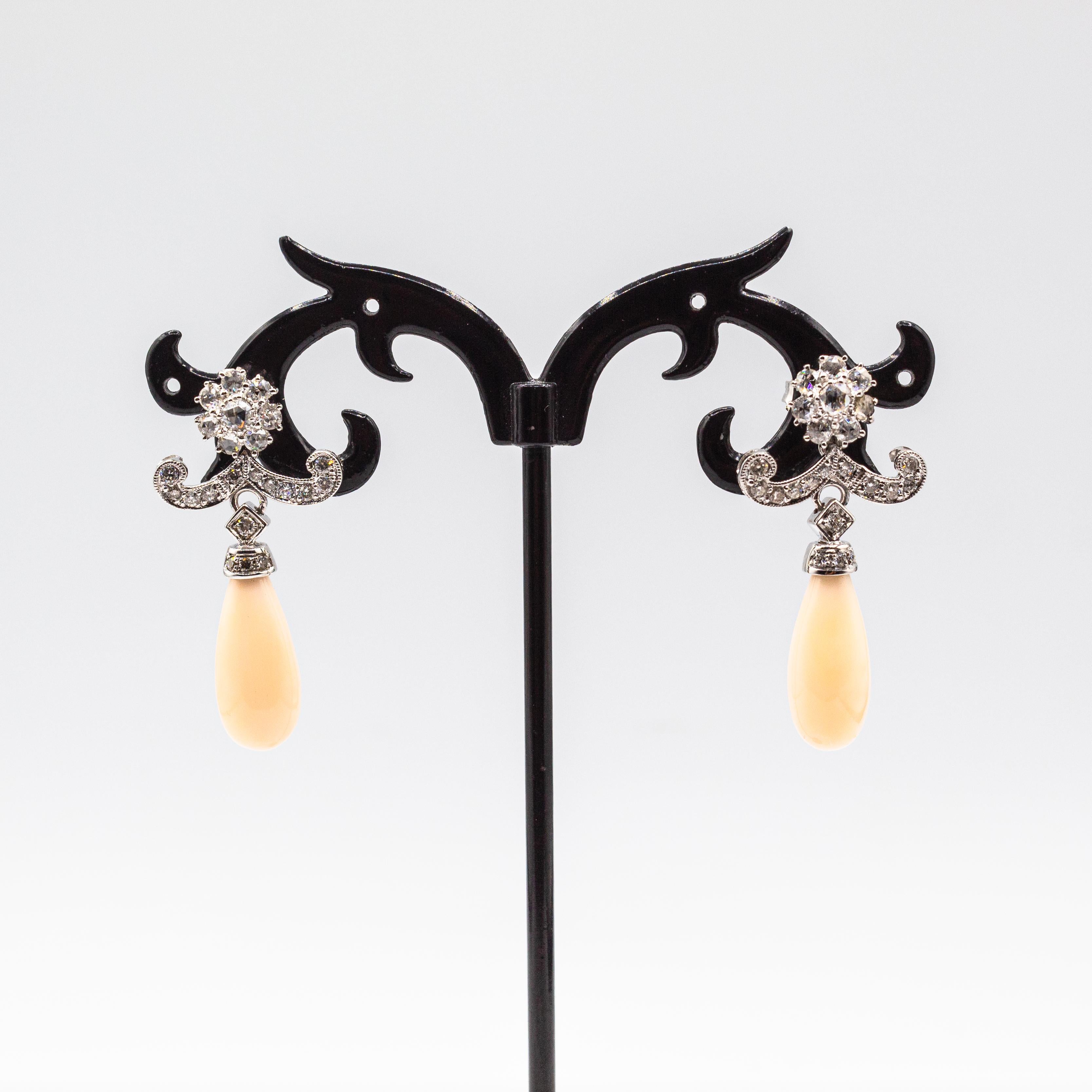 Taille brillant Clous d'oreilles de style Art déco en or blanc, diamants blancs et corail rose clair en vente