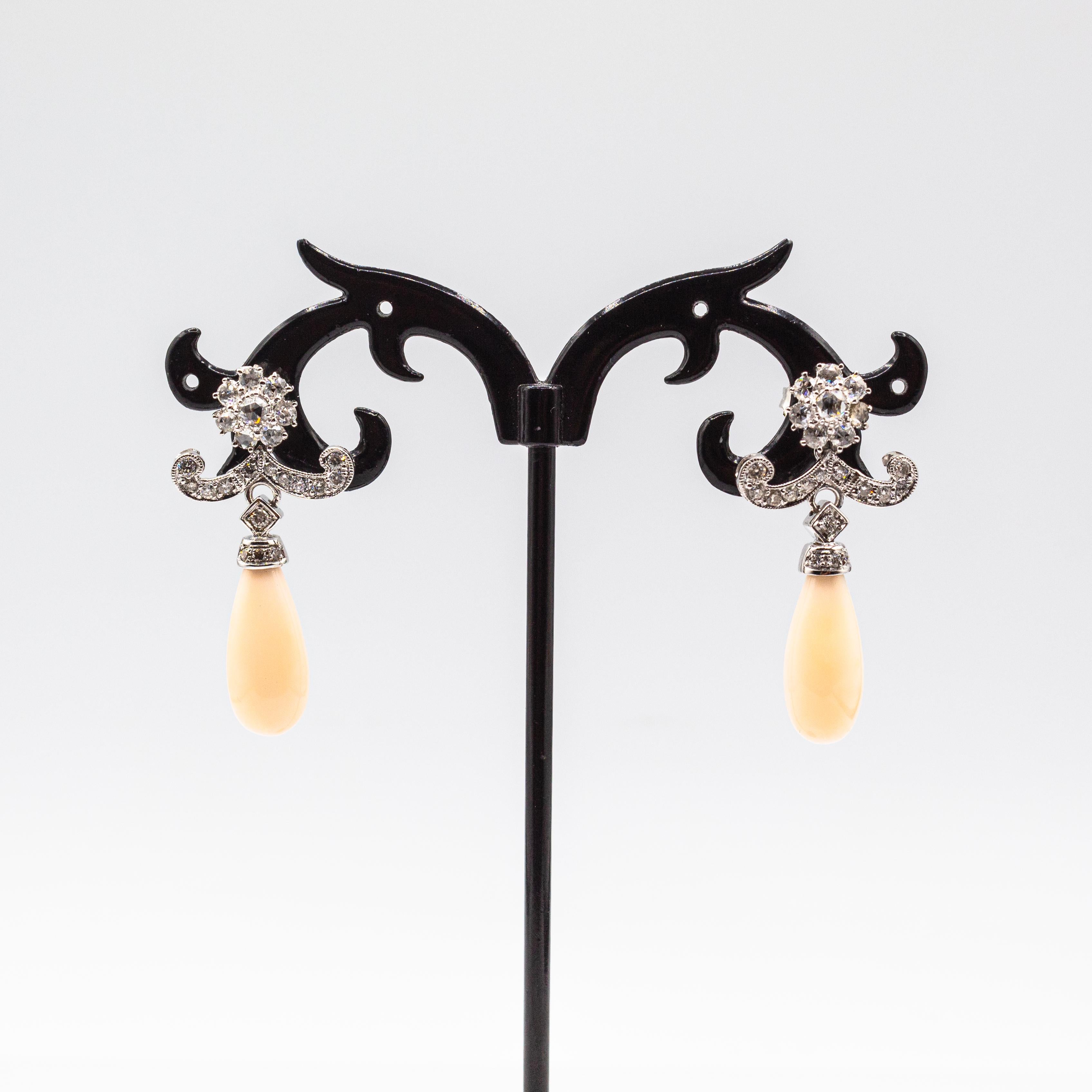 Clous d'oreilles de style Art déco en or blanc, diamants blancs et corail rose clair Neuf - En vente à Naples, IT