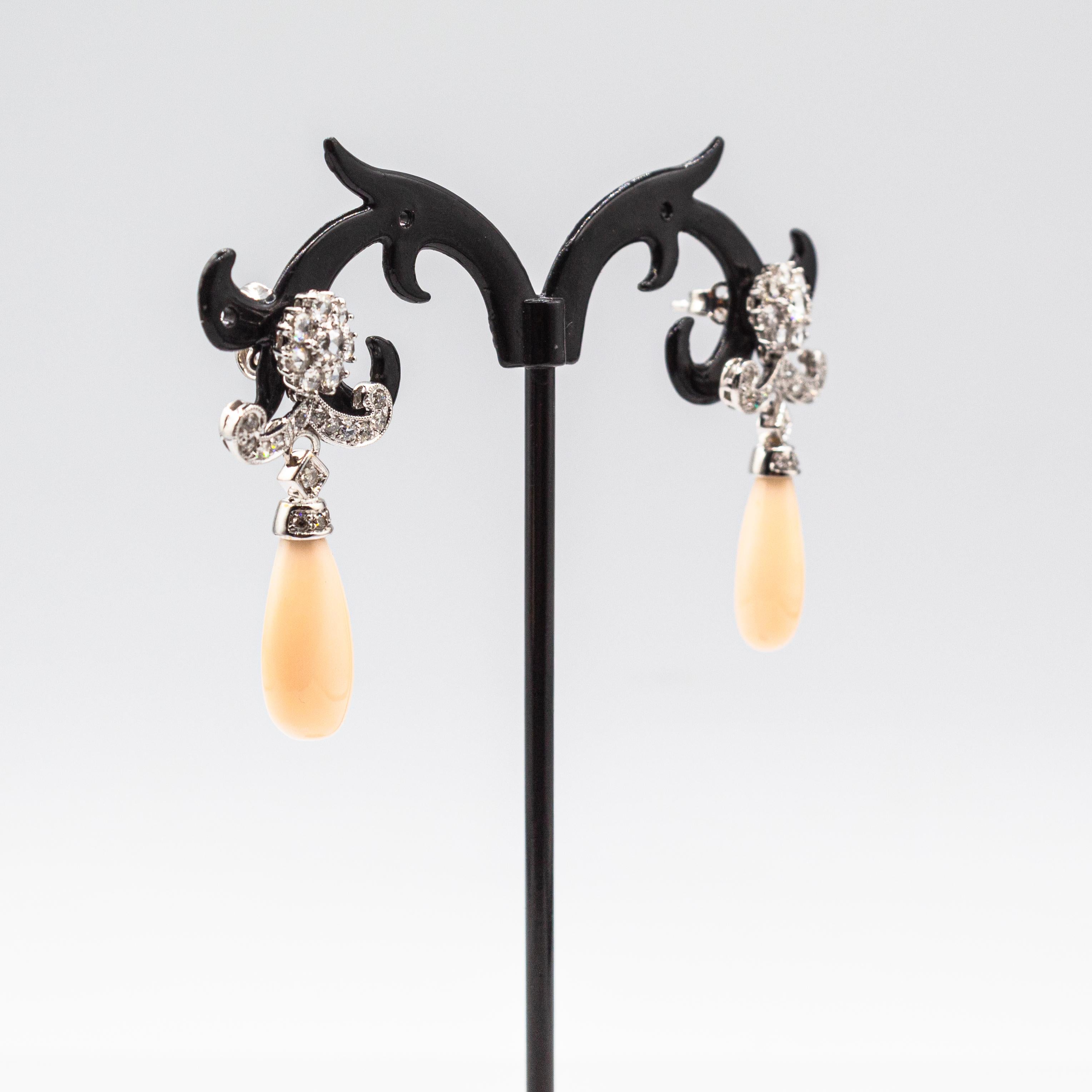Clous d'oreilles de style Art déco en or blanc, diamants blancs et corail rose clair Unisexe en vente
