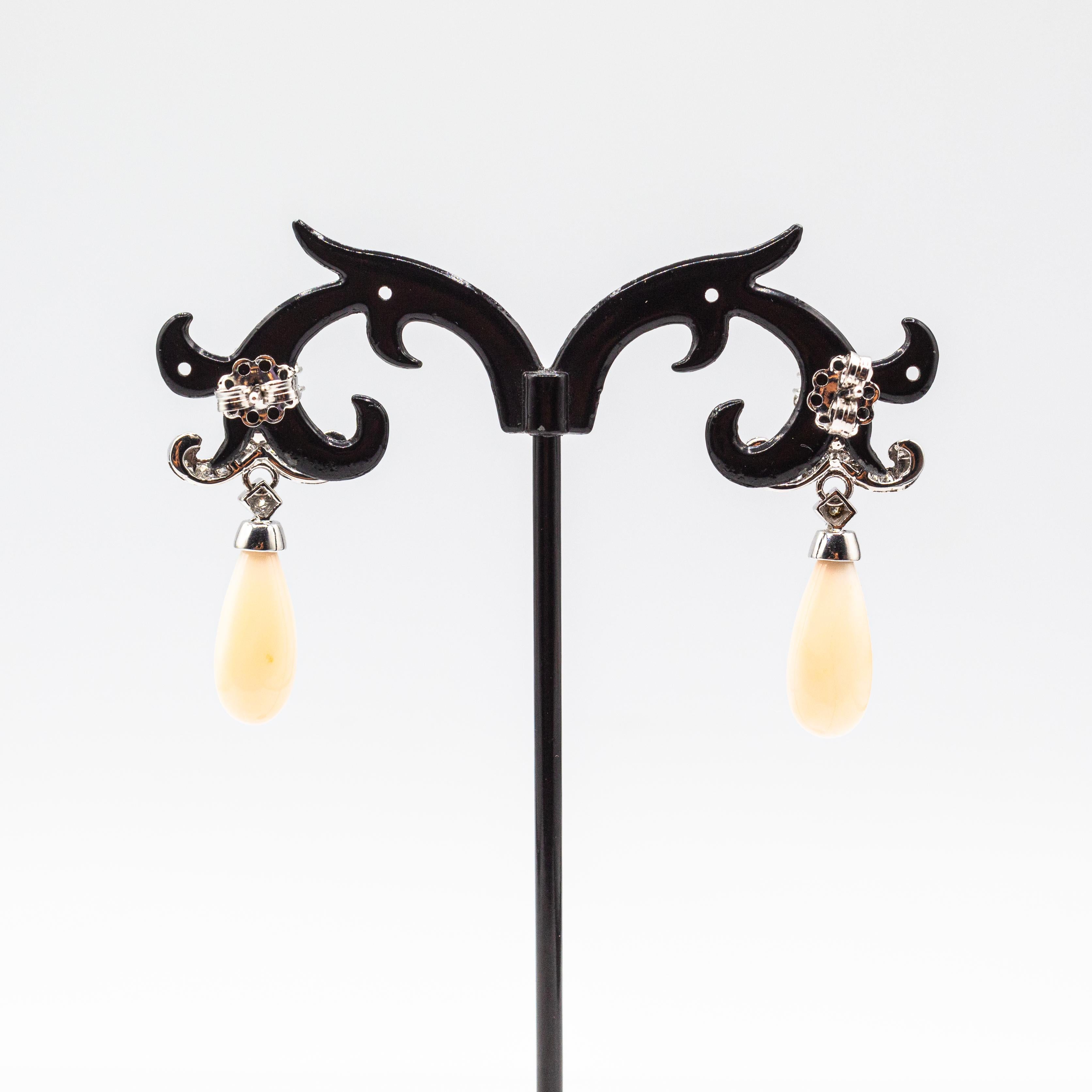 Clous d'oreilles de style Art déco en or blanc, diamants blancs et corail rose clair en vente 1
