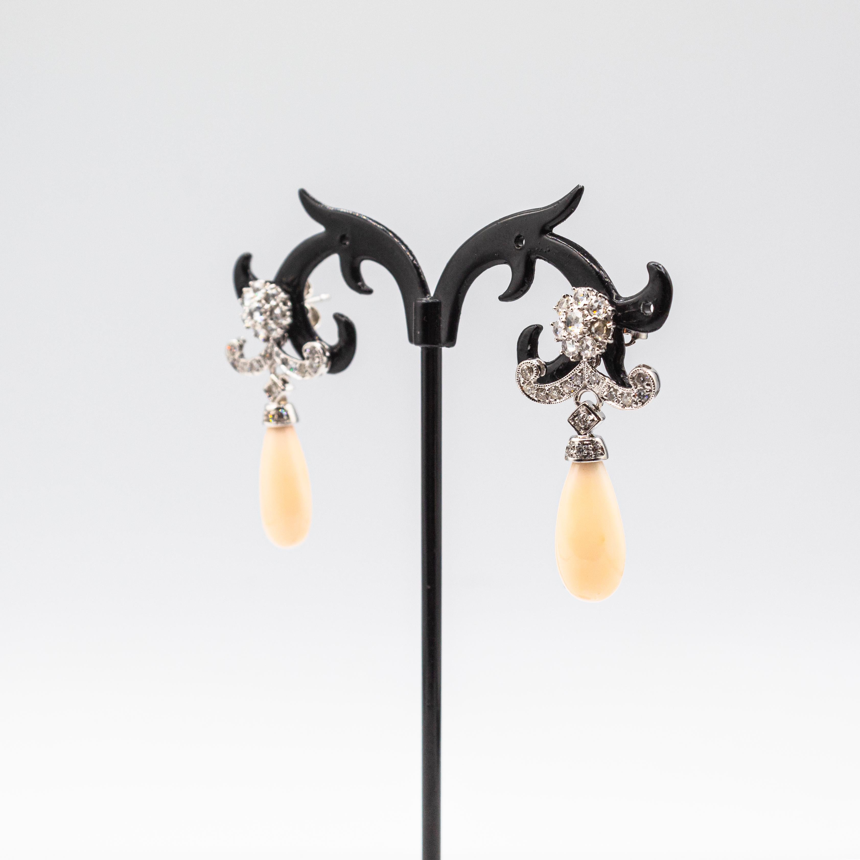 Ohrstecker im Art-déco-Stil, weißer Diamant, hellrosa Koralle, Weißgold im Angebot 1