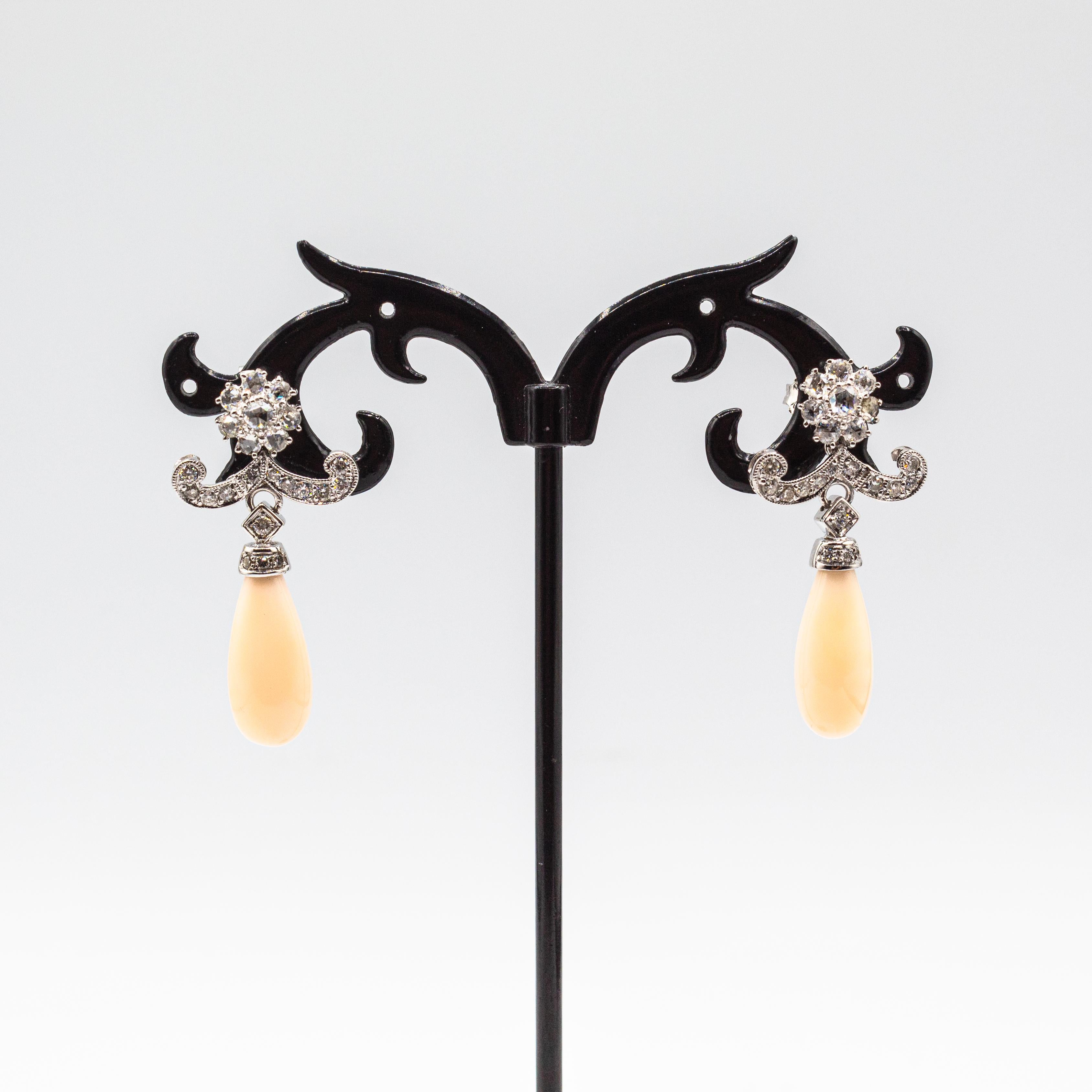 Clous d'oreilles de style Art déco en or blanc, diamants blancs et corail rose clair en vente 3