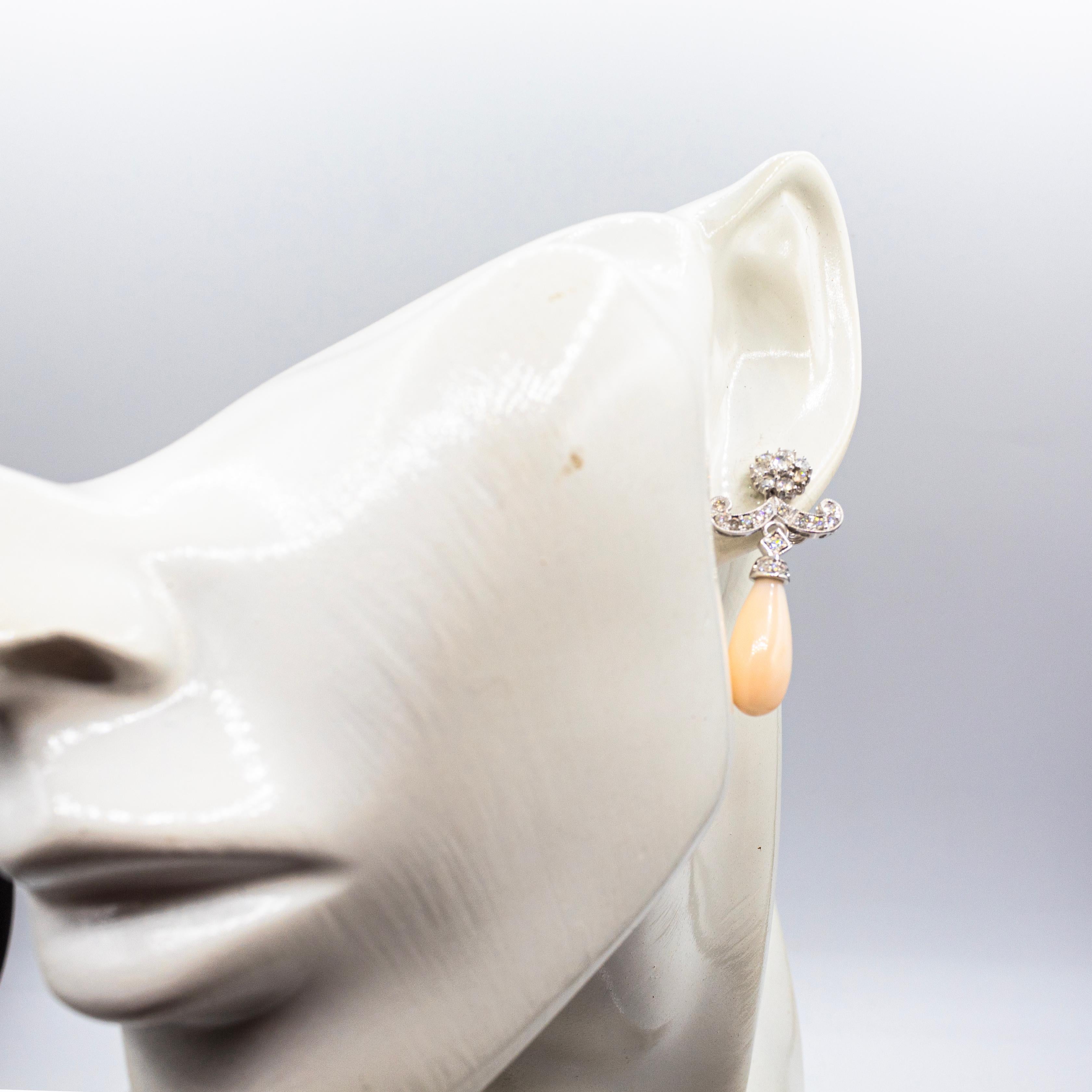 Clous d'oreilles de style Art déco en or blanc, diamants blancs et corail rose clair en vente 4