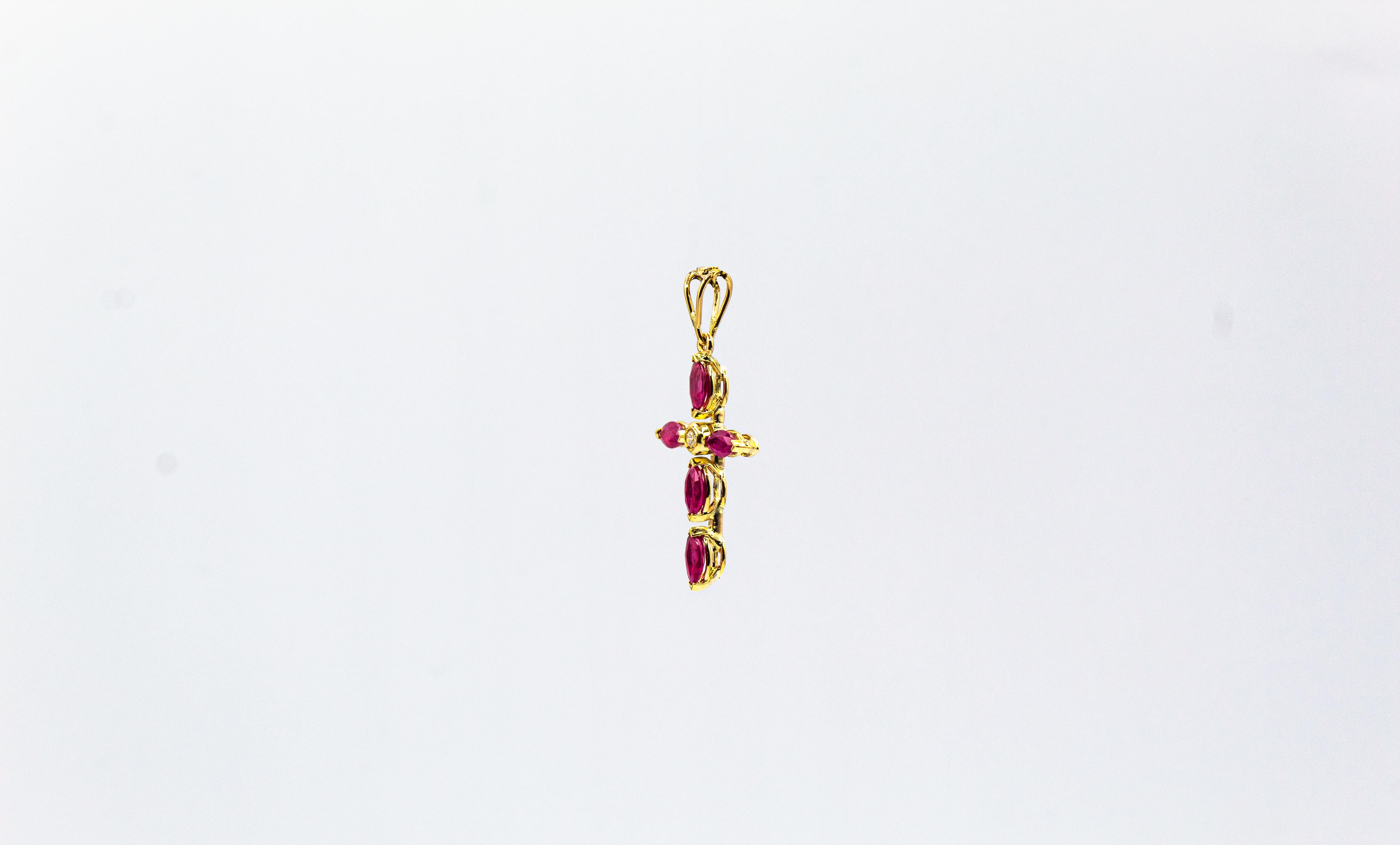 Art déco Pendentif « Rose » de style Art Déco en or jaune avec diamants blancs et rubis taille marquise en vente