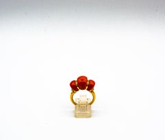 Bague cocktail de style Art déco en or jaune avec diamant blanc et corail rouge méditerranéen