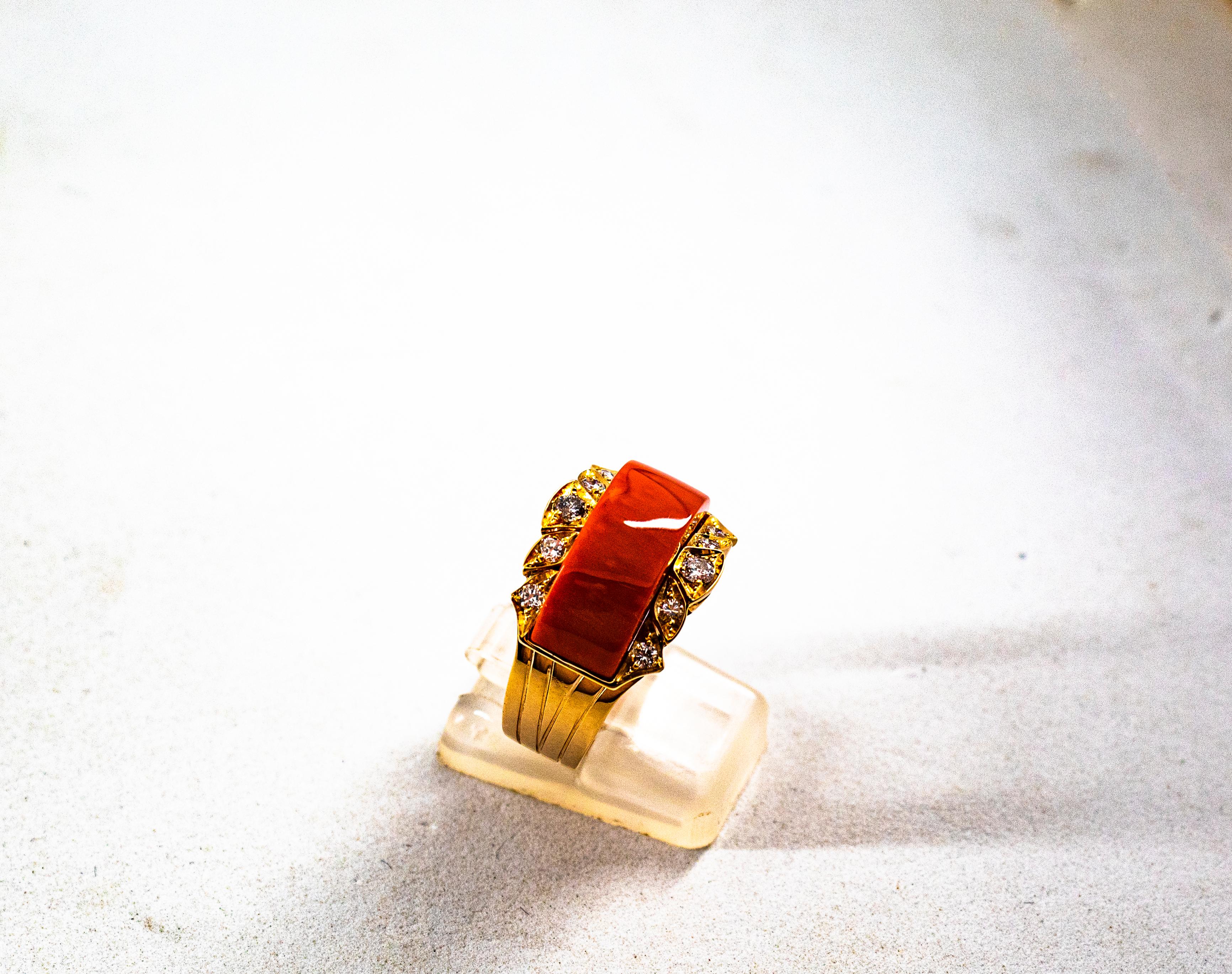 Gelbgold-Cocktailring im Art-déco-Stil mit weißem Diamanten und mediterraner roter Koralle im Angebot 1